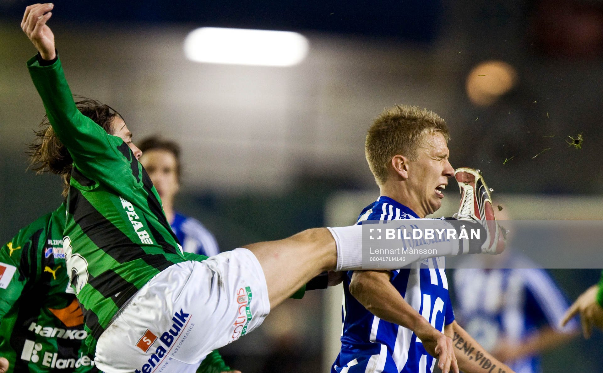 Pontus Wernbloom får en spark i ansiktet av Andreas