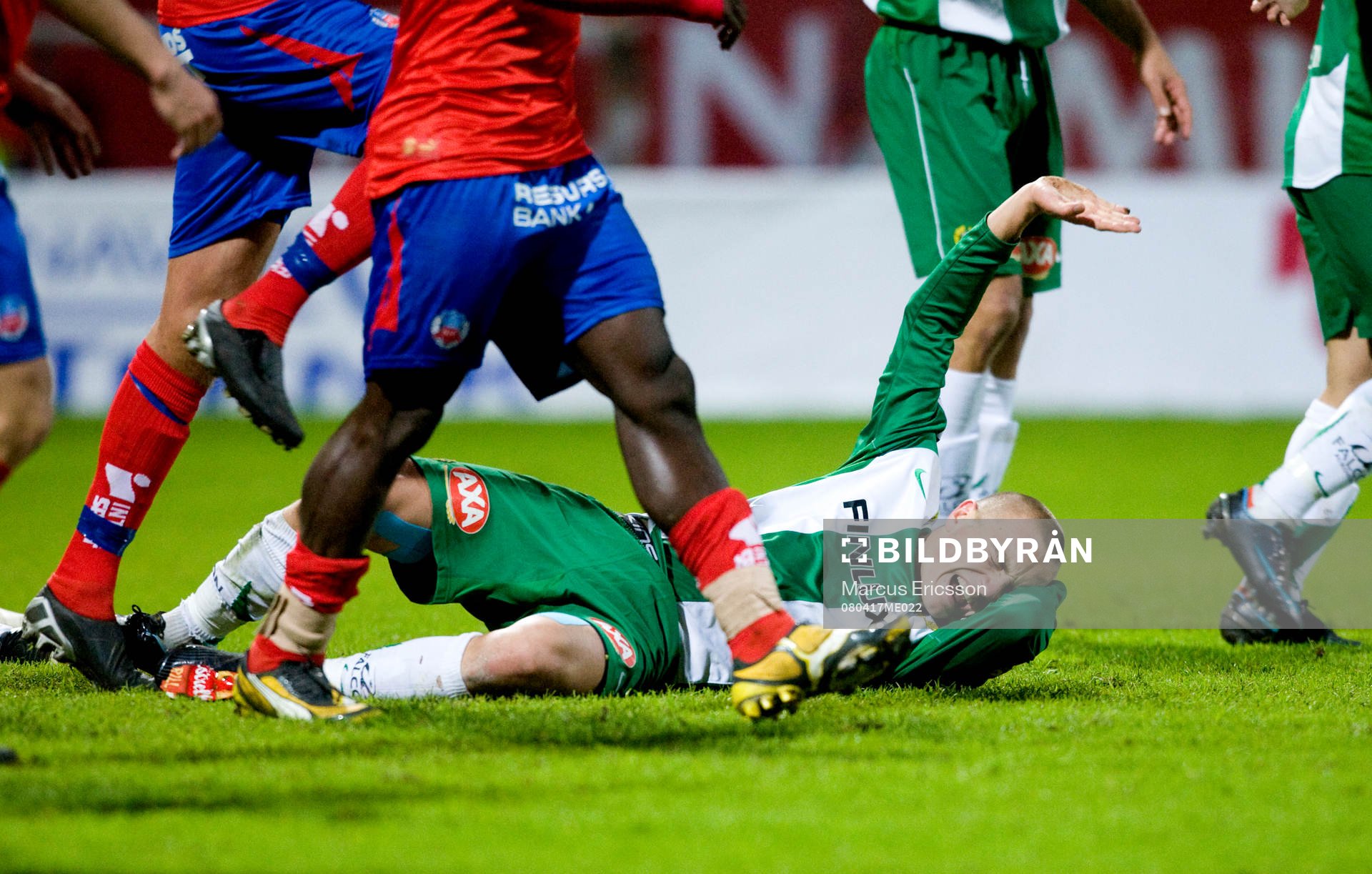 Petter Andersson, Hammarby, får en småll i huvudet