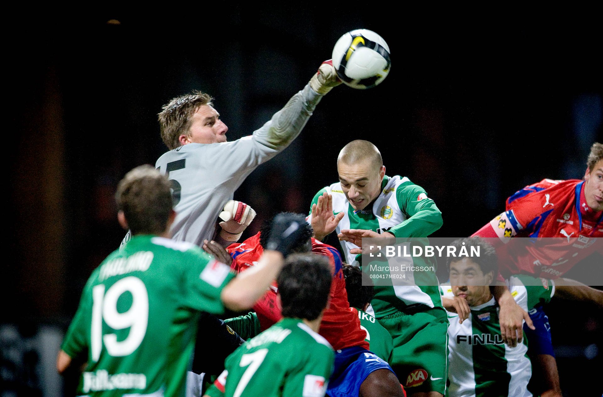 Kristoffer Björklund, målvakt, Hammarby, slår undan