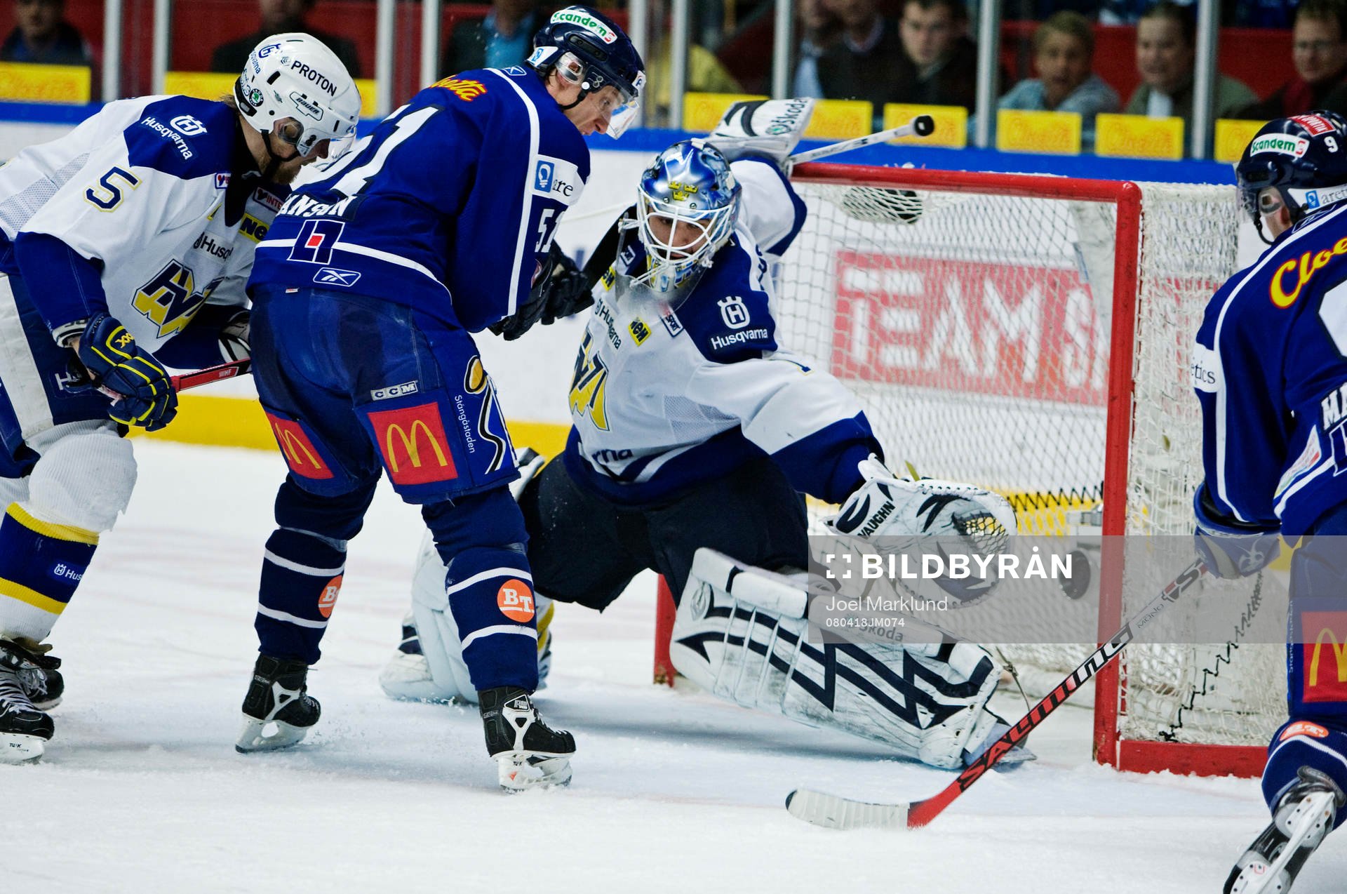 Stefan Liv, målvakt, HV71, räddar en farlig chans