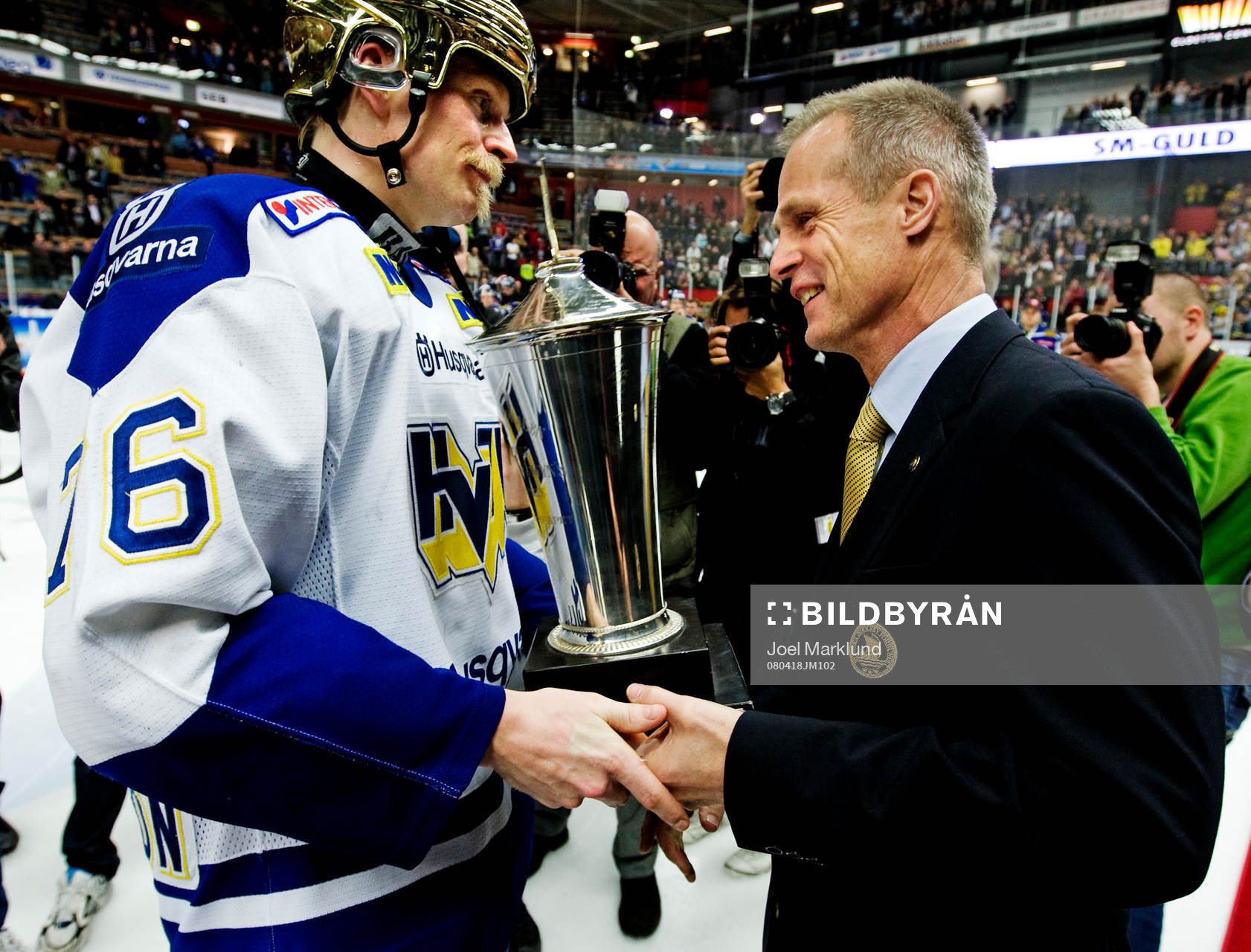 Johan Davidsson, HV71, får bucklan av Christer Englund.
