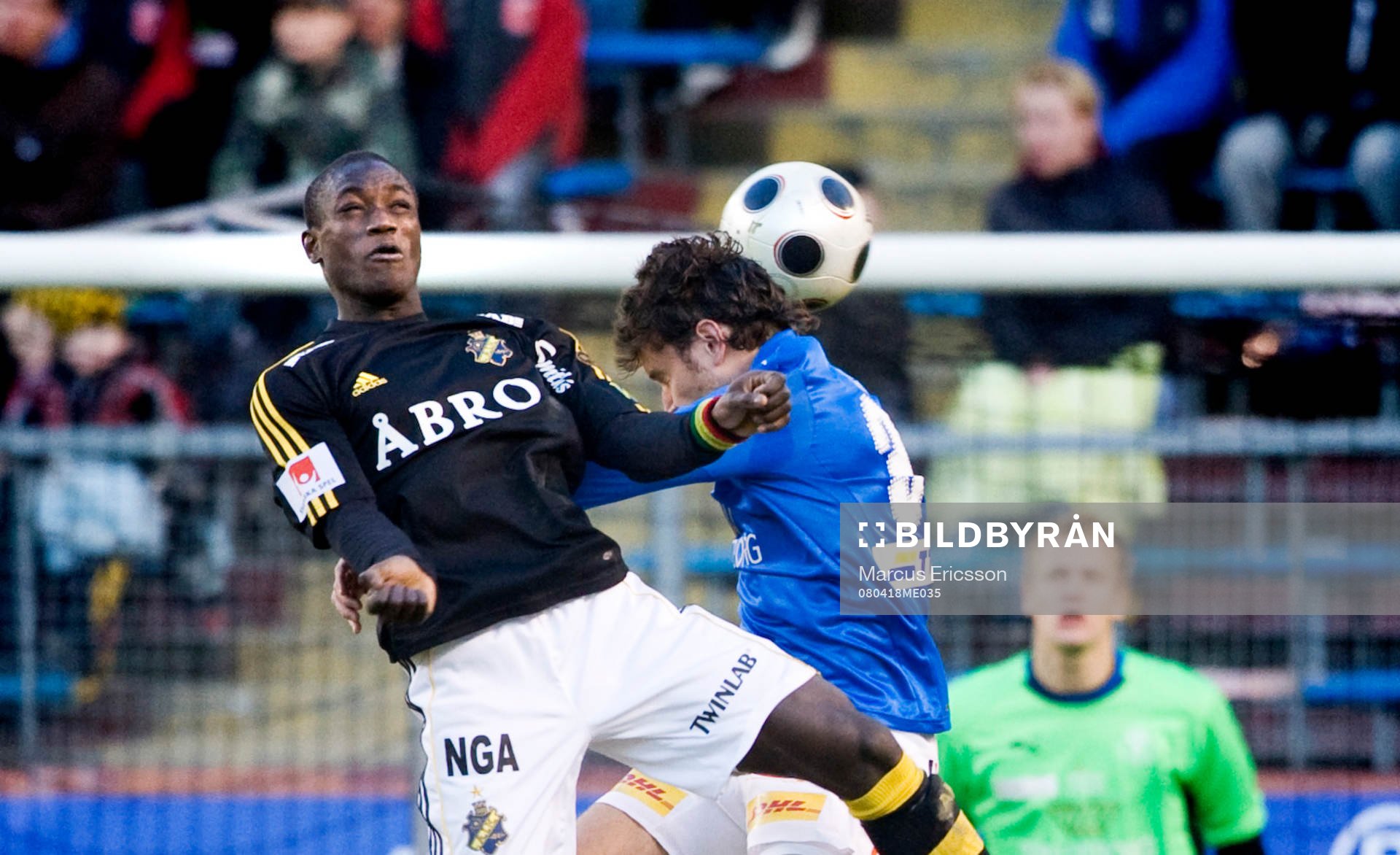Saihou Jagne, AIK, i nickduell med Mattias Nylund,