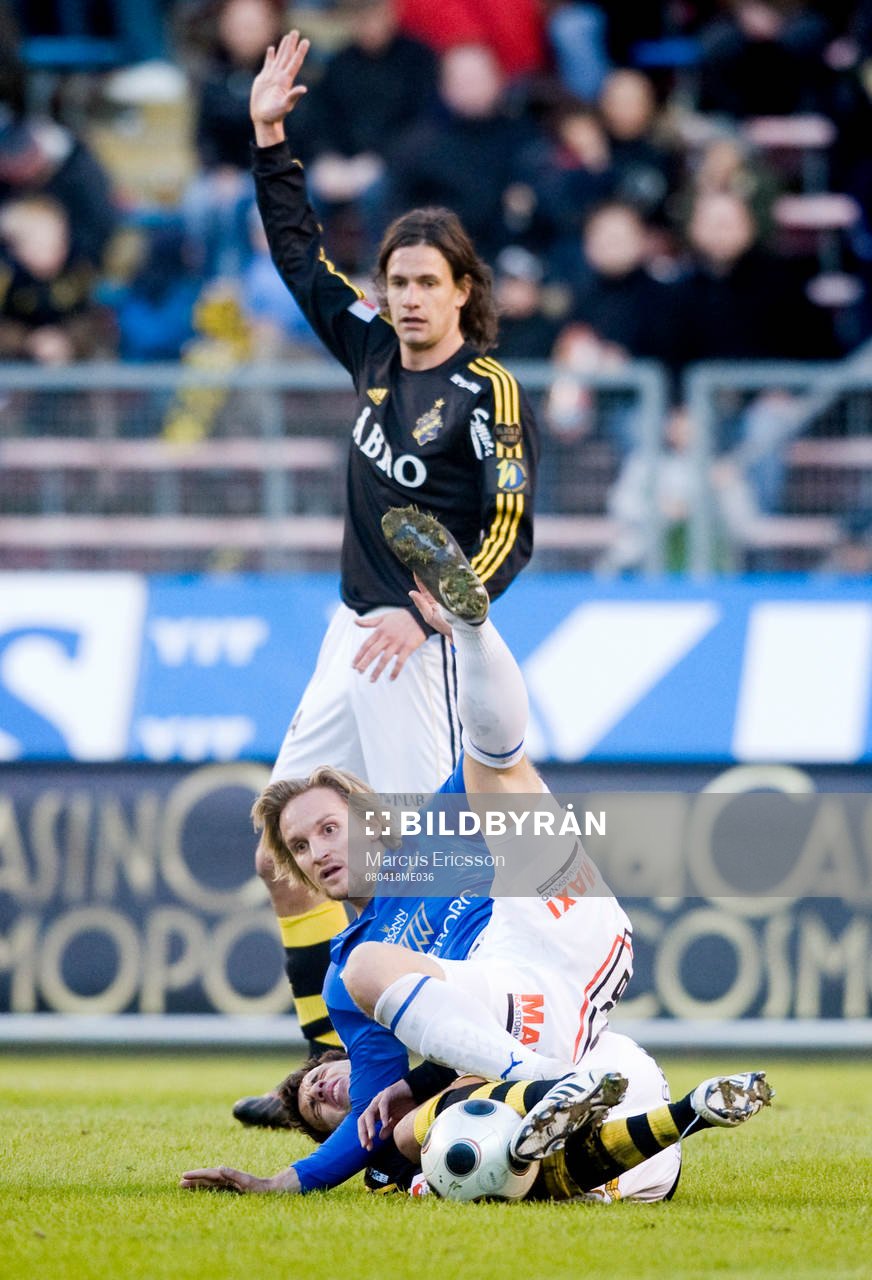 Jonas Bjurström, Trelleborg,  lägger sig över Jorge