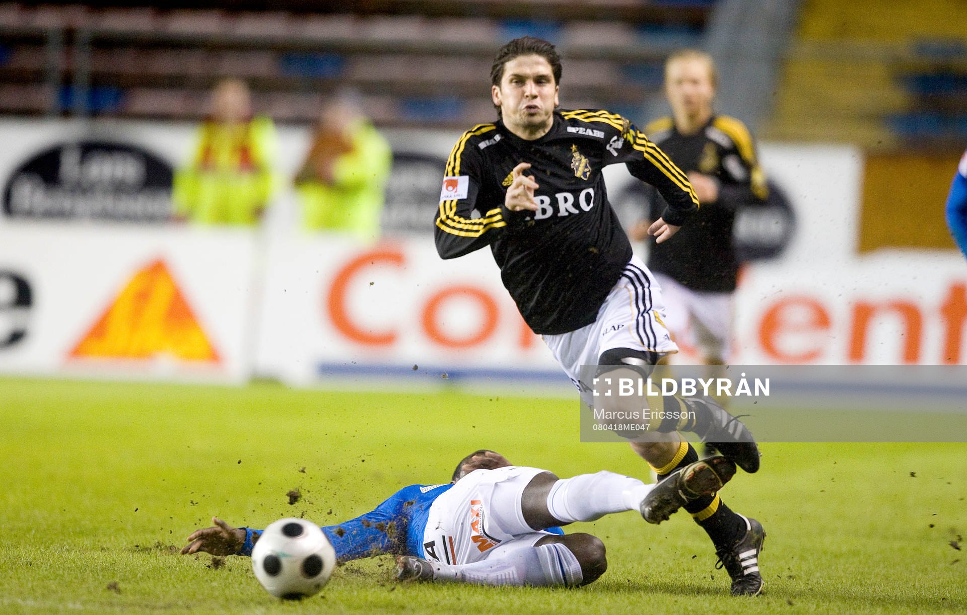 Bojan Djordjic, AIK, sparkas ned av Michael Mensah,