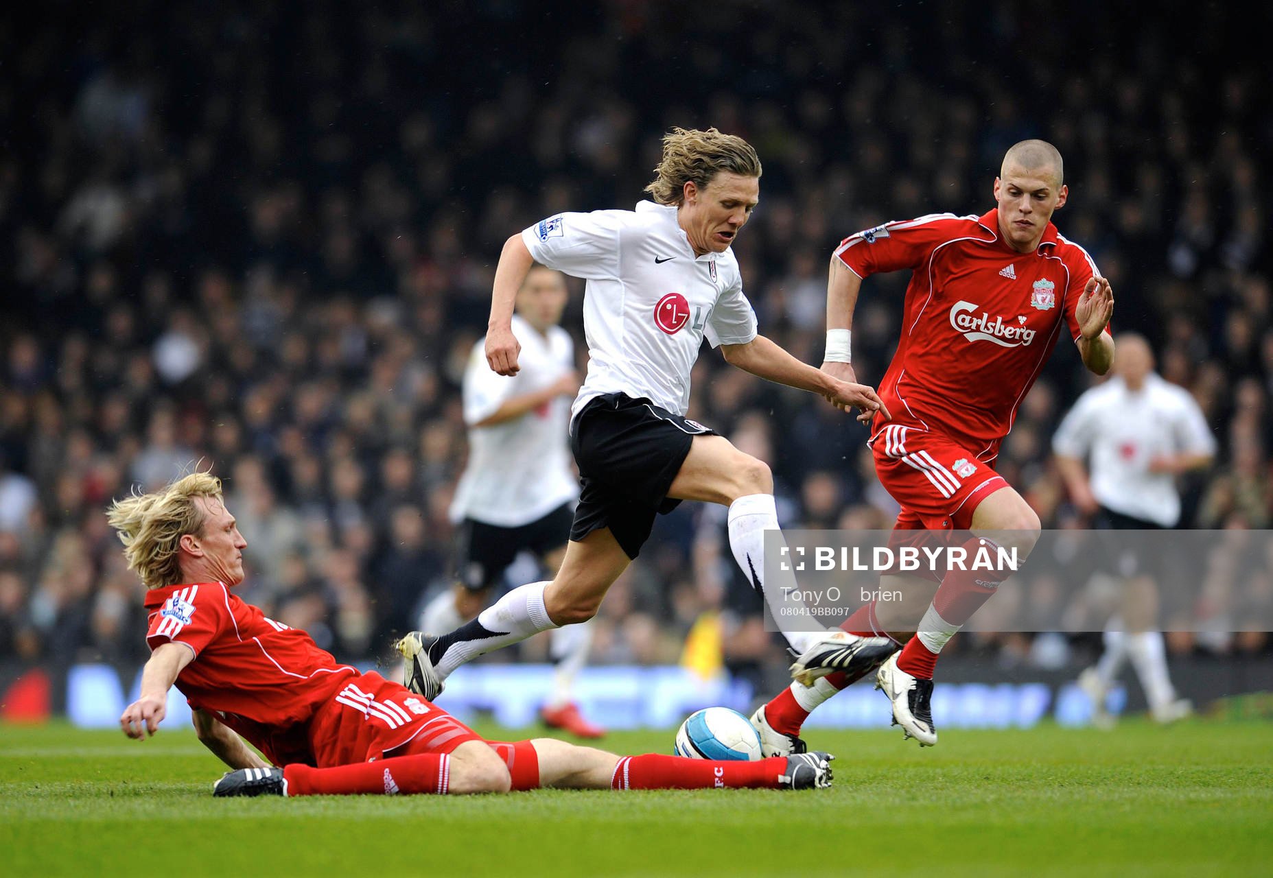   Jimmy Bullard, Fulham mot Sami Hyypia och Martin Skrtel, Liverpool.