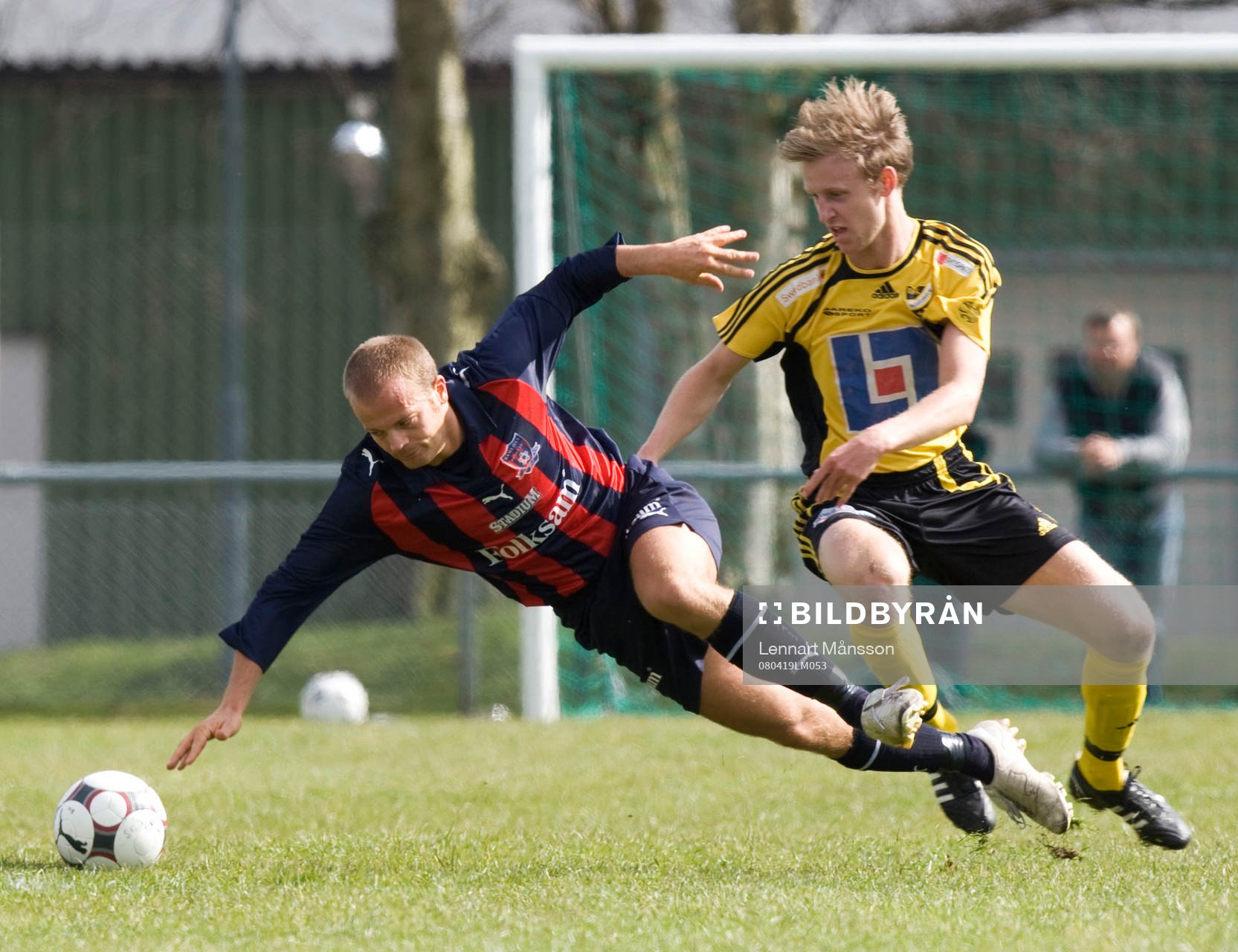   Oskar Olsson i kamp med en Ramlösa-spelare.
