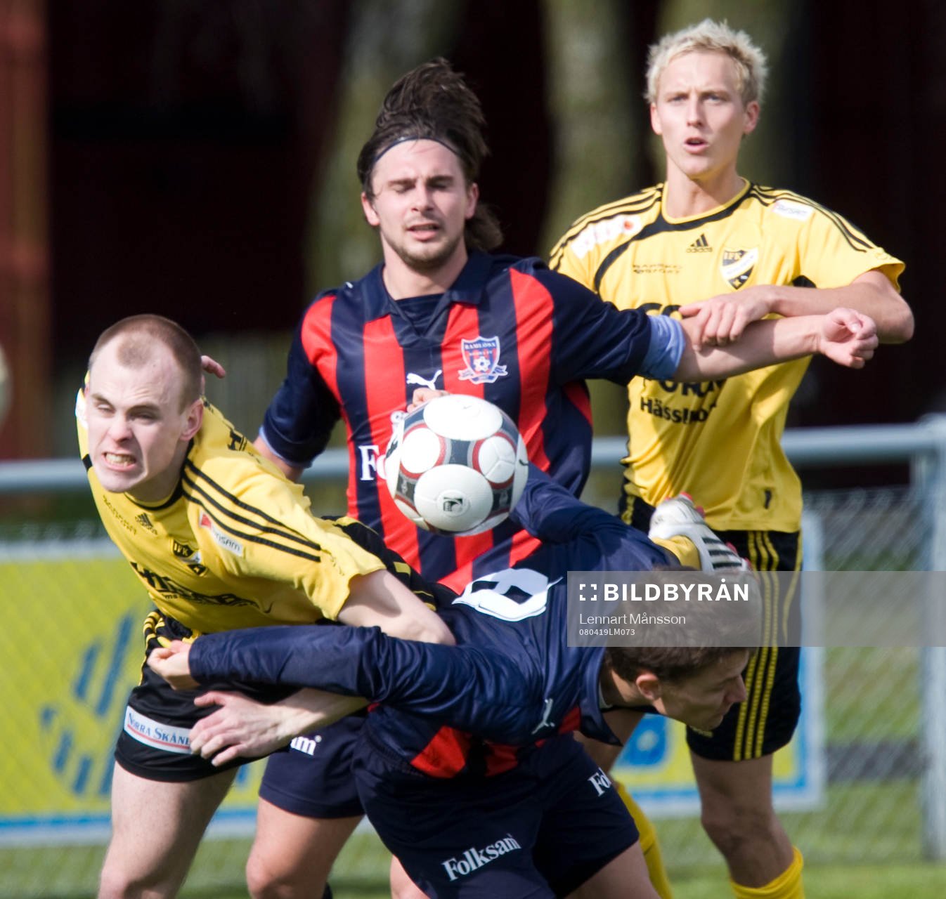Johan Isgren böjer sig ner och bakom Robin Staaf och de båda Ramlösa-spelarna kämpar mot Hässleholms Fredrik Hägglund och Bobby Alm Nilsson.