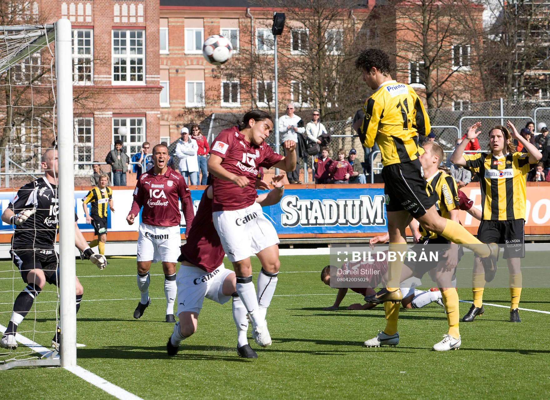 Vinicius Silva Lopes Souto, Häcken. Angelo Vega, Qviding