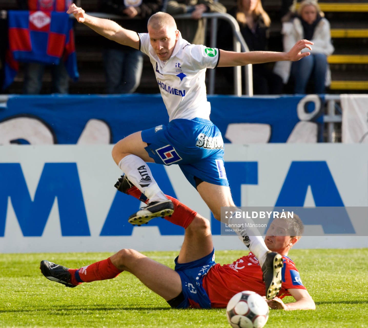 Andreas Whass rensar undan framför Erik Wahlstedt