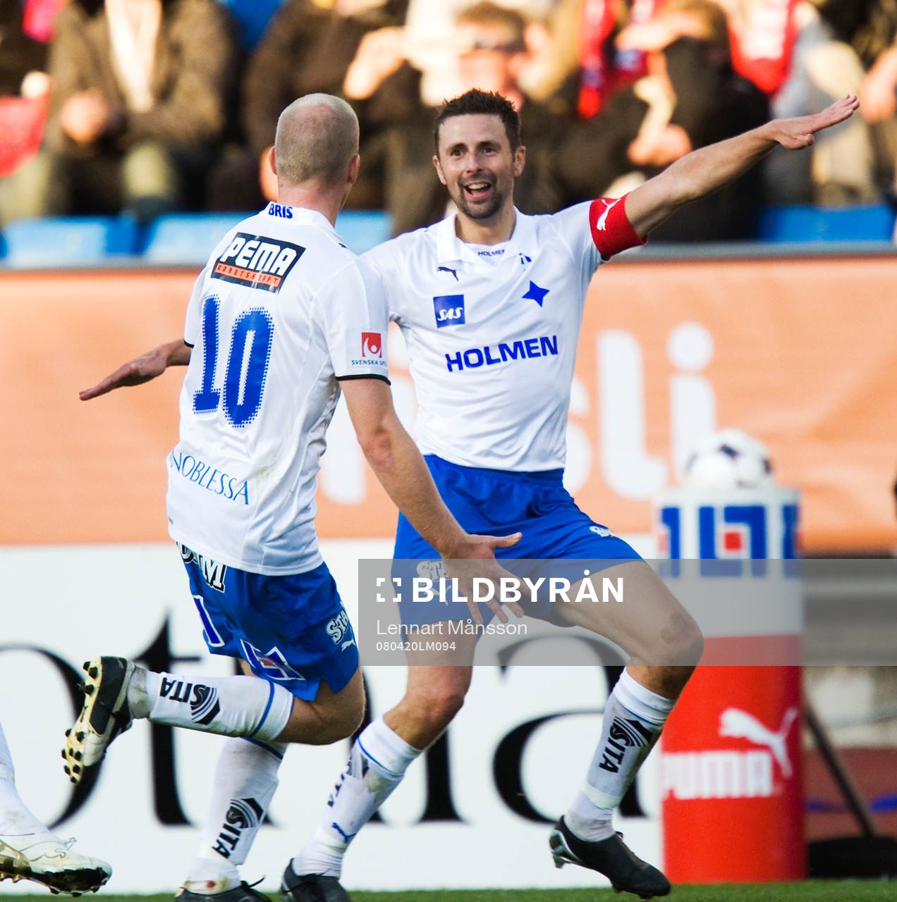   2-2, Kristoffer Arvhage grattas till poängen. Jubel.