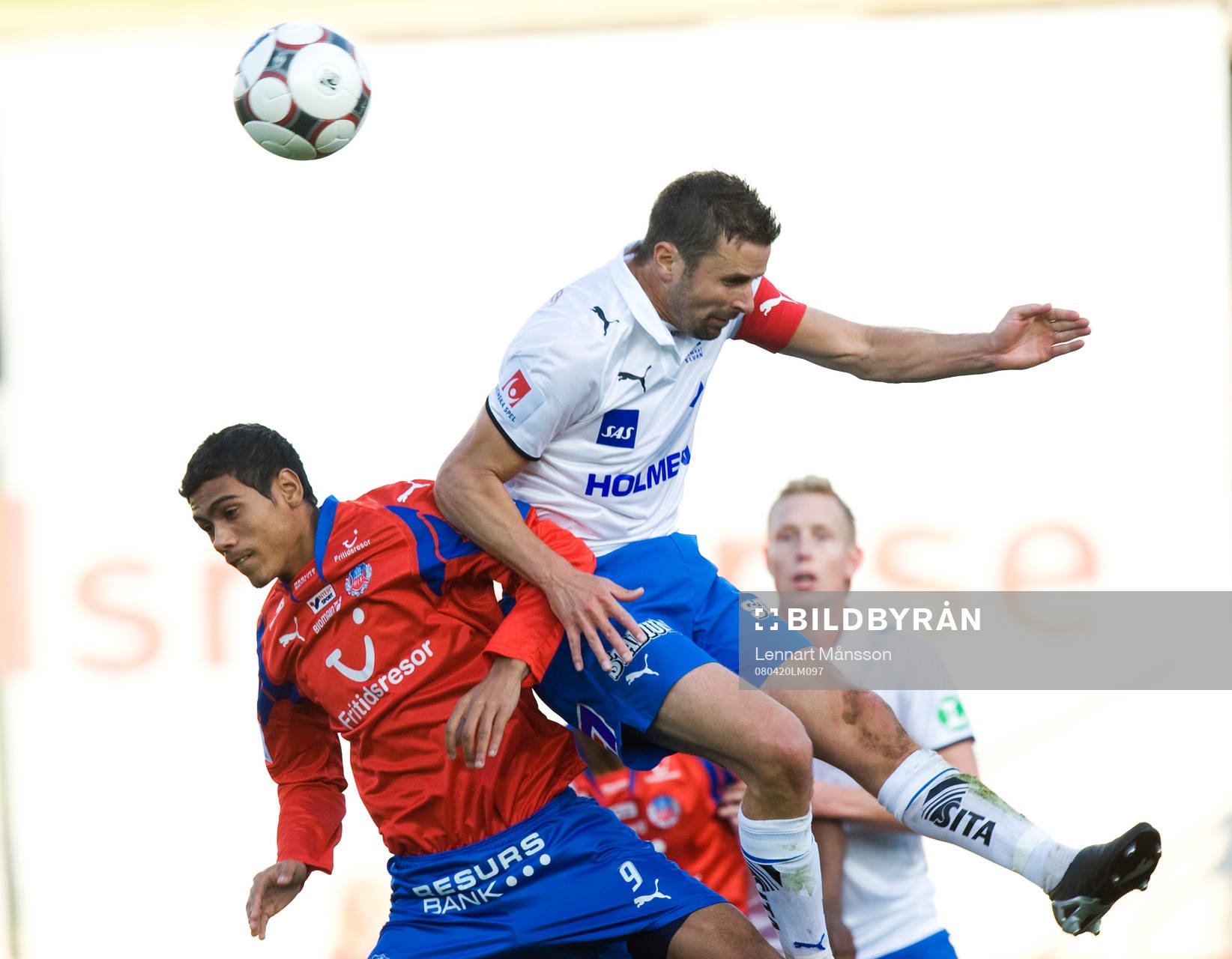   Kristoffer Arvhage nickduellerar med Luiz Marques Denilson.