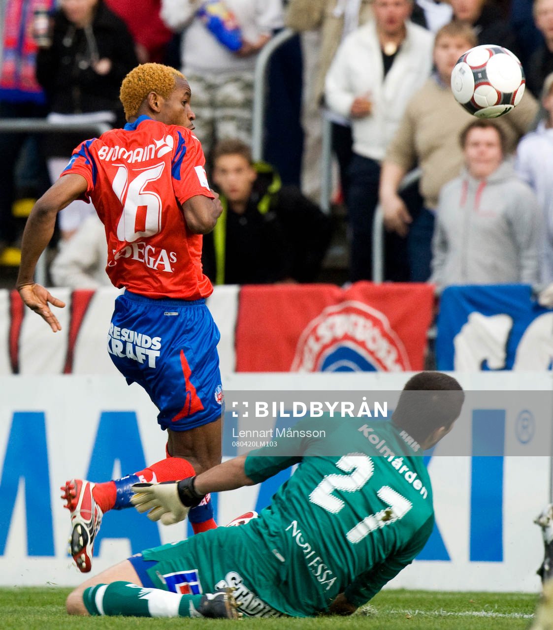 2-1, René Makondele förbi Nuredin Bakiu, målvakt,
