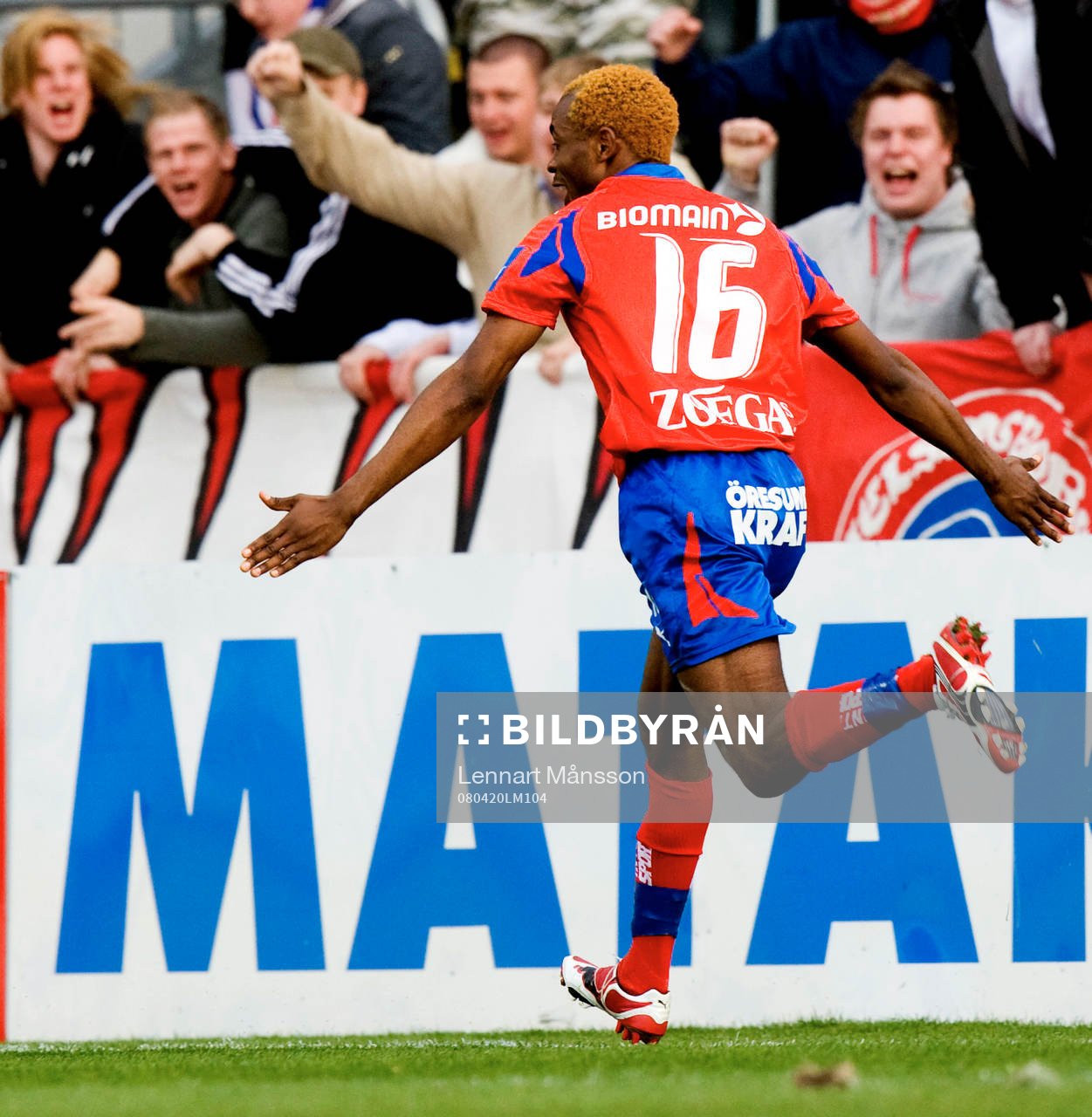   2-1, René Makondele, jubel ikapp med klacken.