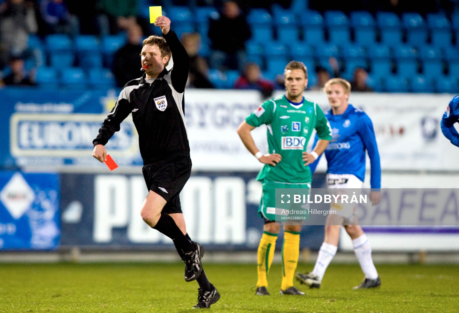 Markus Strömbergsson, domare delar ut rött kort till