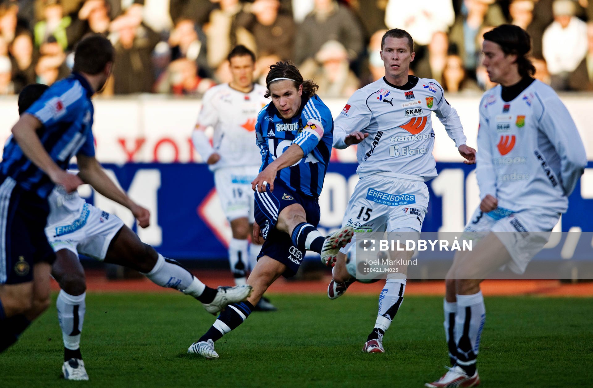 Sebastian Rajalakso, Djurgården, skjuter ett skott på mål