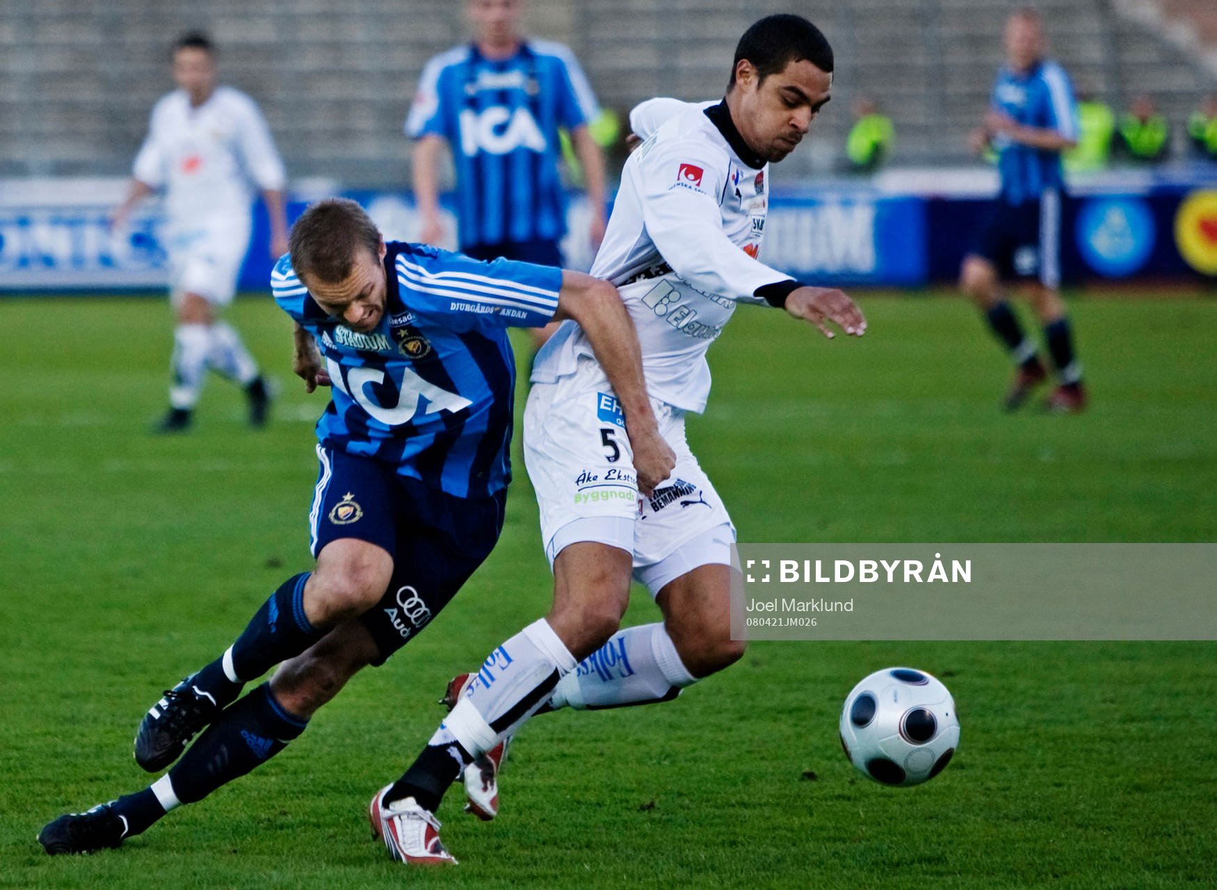 Mattias Jonson, Djurgården, i kamp om bollen med Bobbie