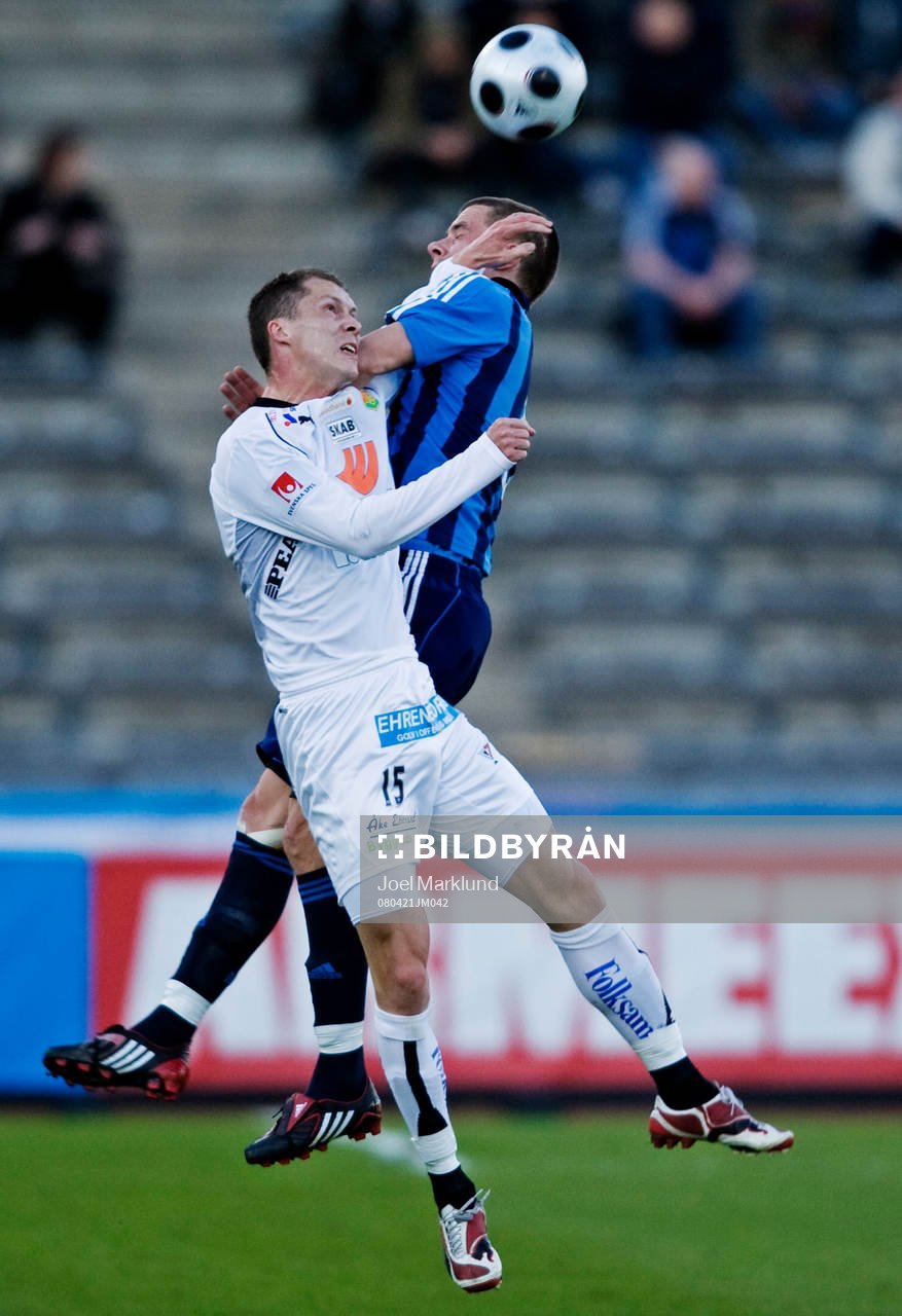 Fredrik Lundgren, Gais, vinner boll mot Sölvi Ottesen,