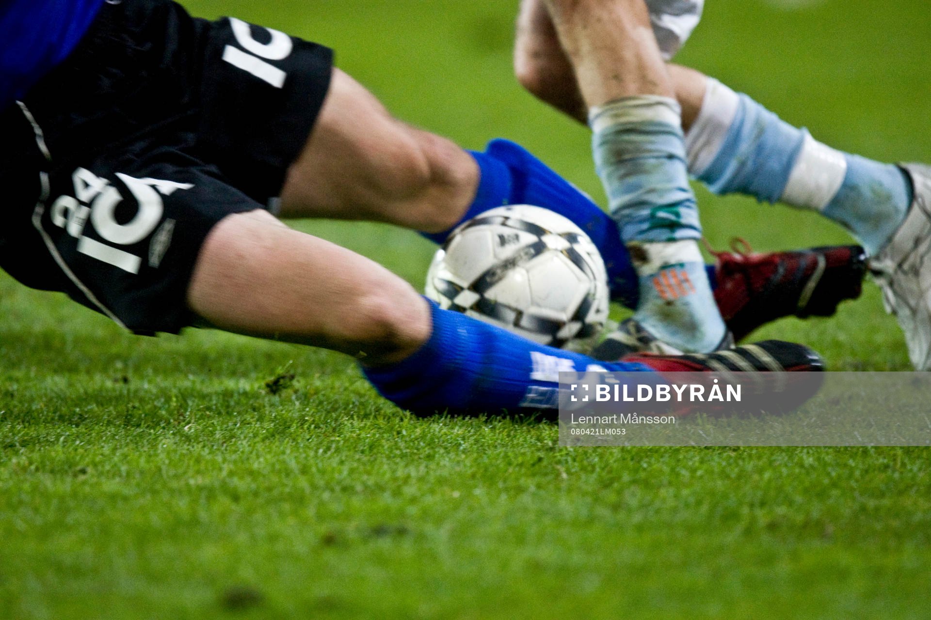 Fot, boll, ben, tackling, glidtackling, gräs, gräsplan,