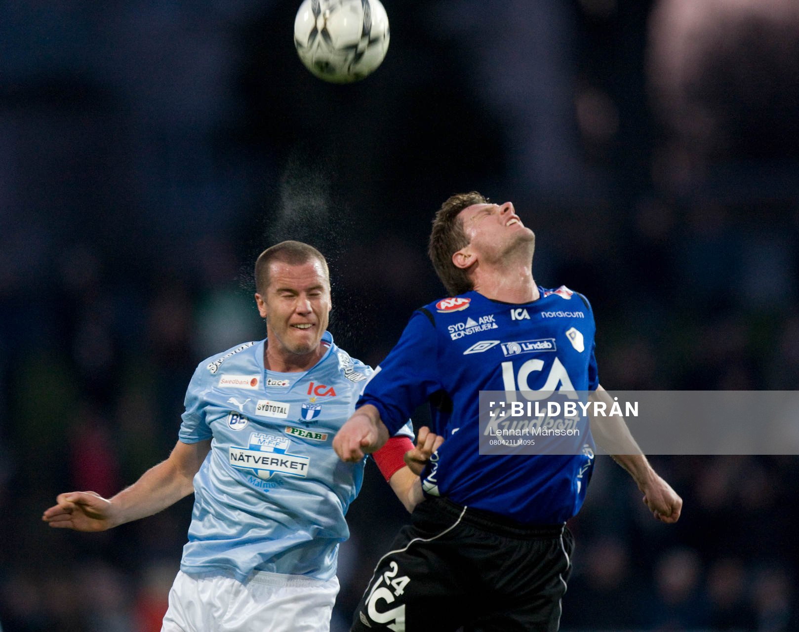 Daniel Andersson ger Sebastian Johansson en rejäl knuff i