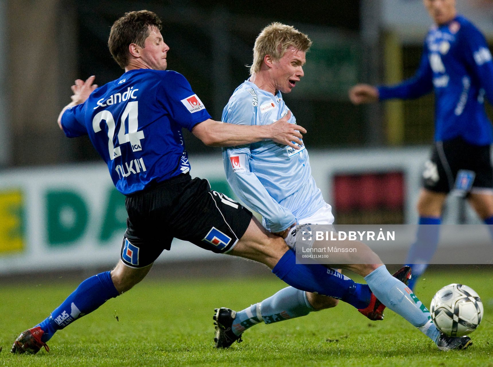 Sebastian Johansson trycker till Robin Nilsson