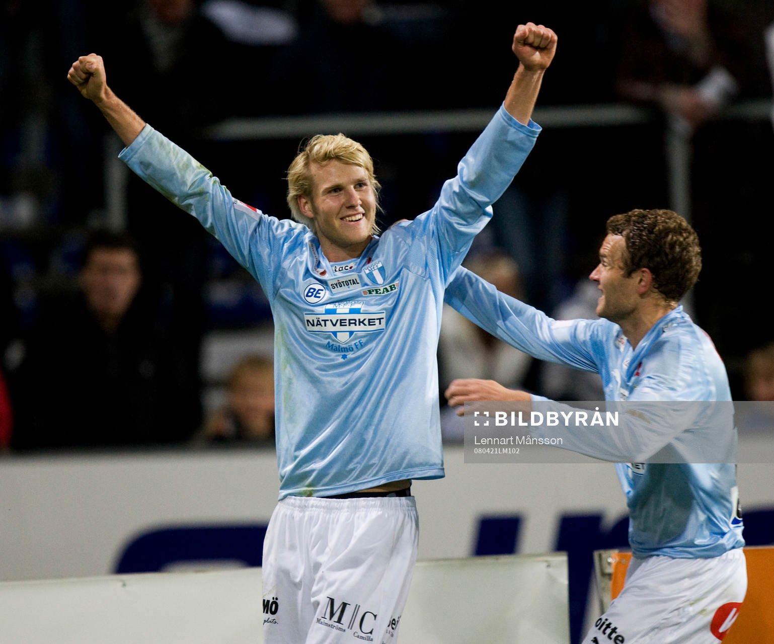  1-2, Ola Toivonen, som grattas av Jonathan Johansson. Jubel.