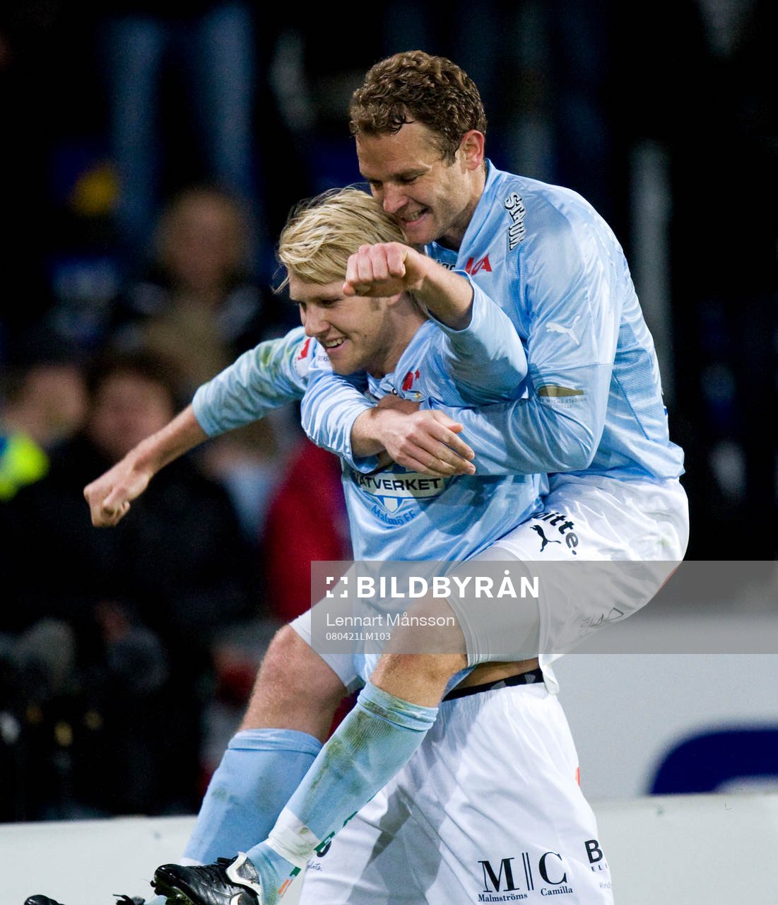 1-2, Ola Toivonen, som grattas av Jonathan Johansson. Jubel