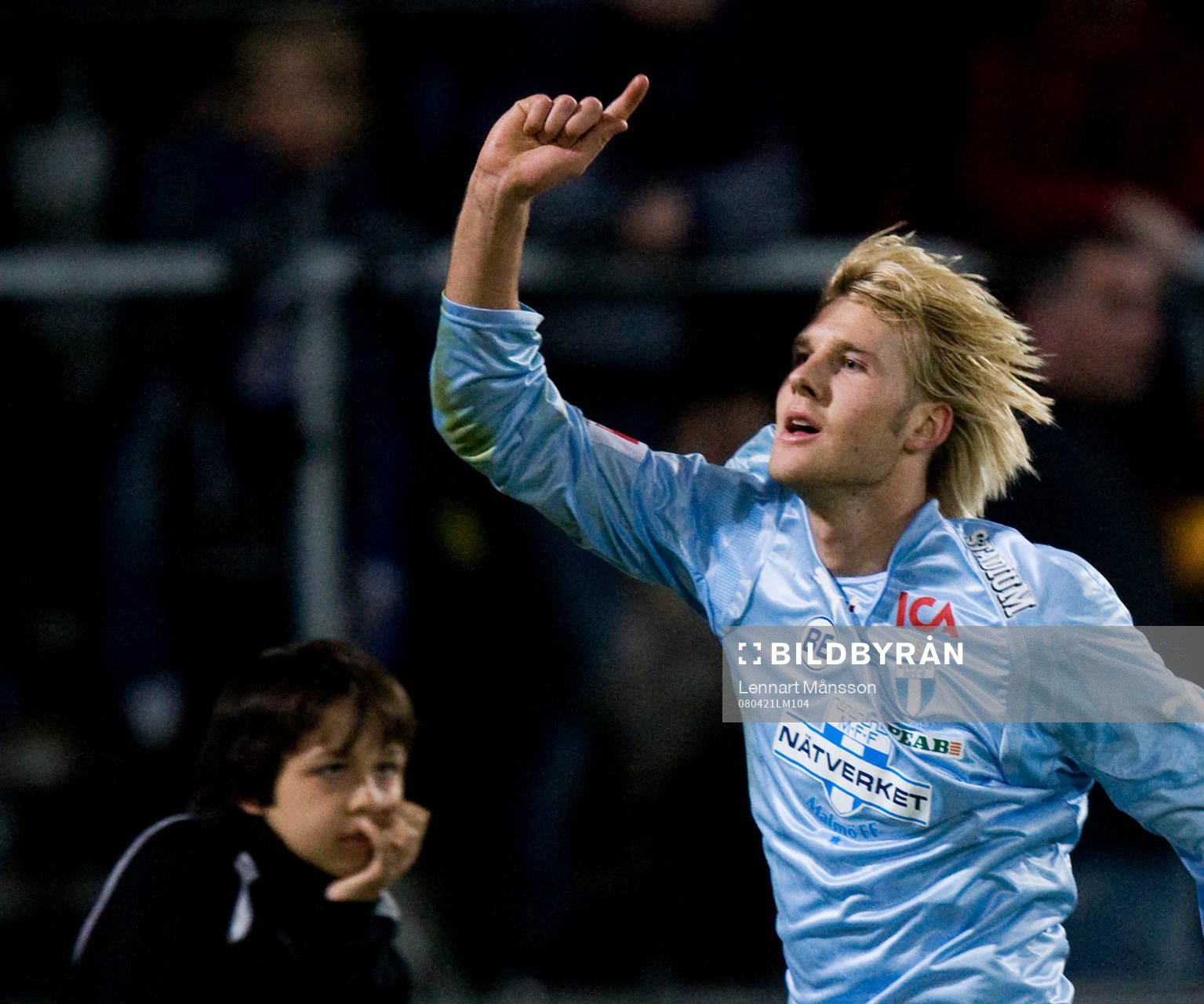 1-2, Ola Toivonen, jubel, grabben är inte lika glad.