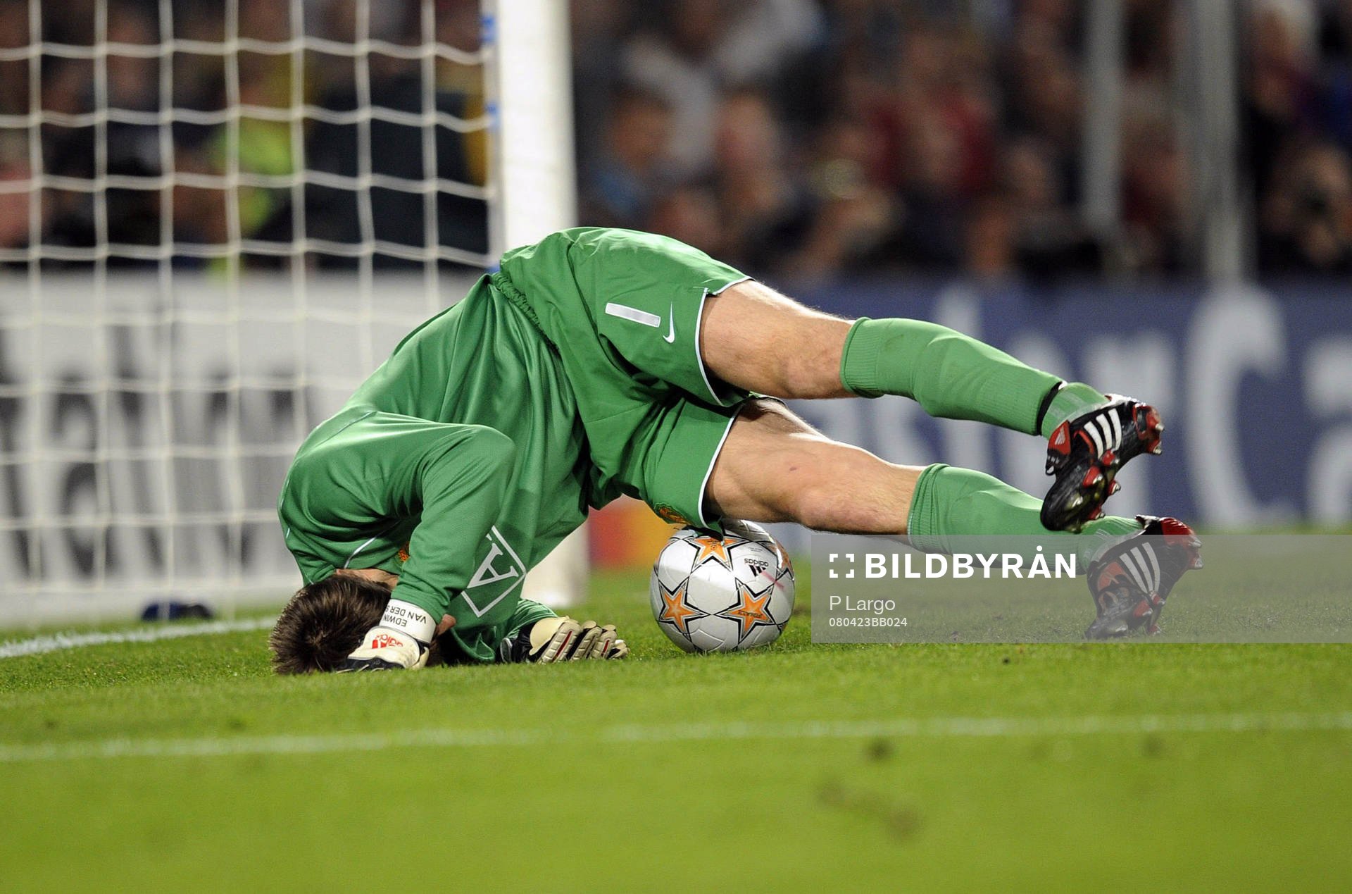  Edwin van der Sar, målvakt, står på huvudet.