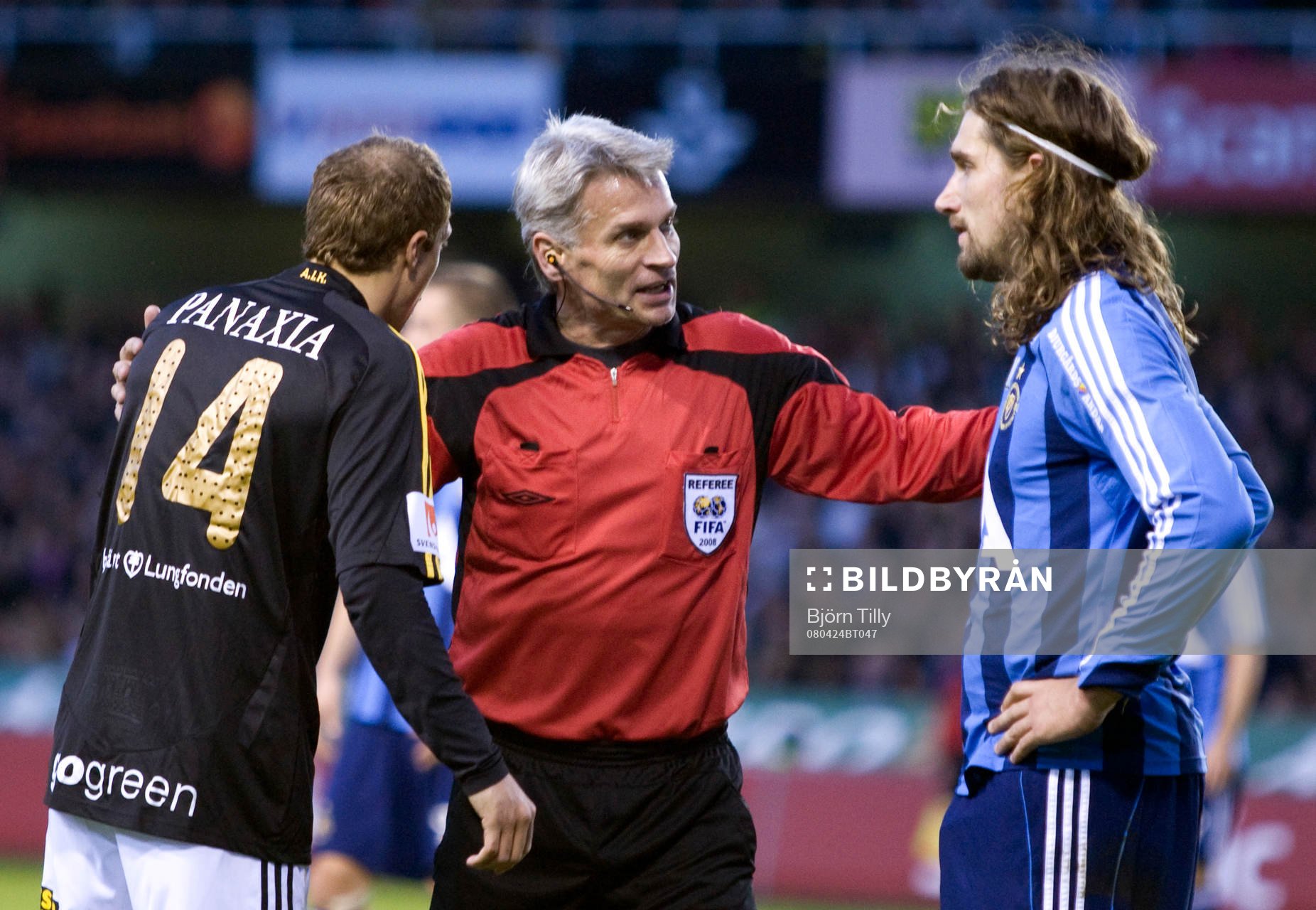 Kenny Pavey, AIK, Peter Fröjdfeldt, domare och Jan Tauer,