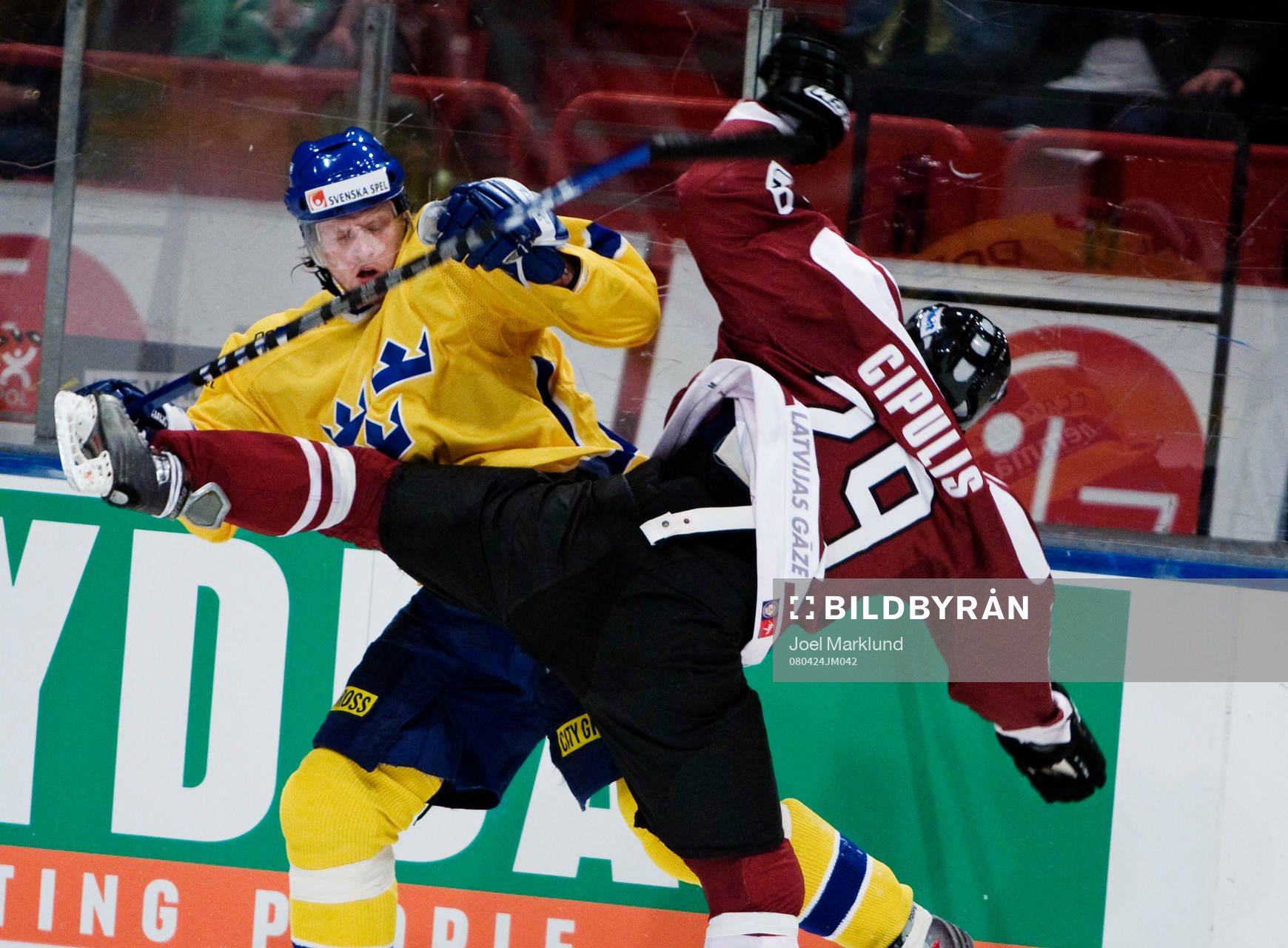 Daniel Fernholm, Sverige, trycker till Martins Cipulis,