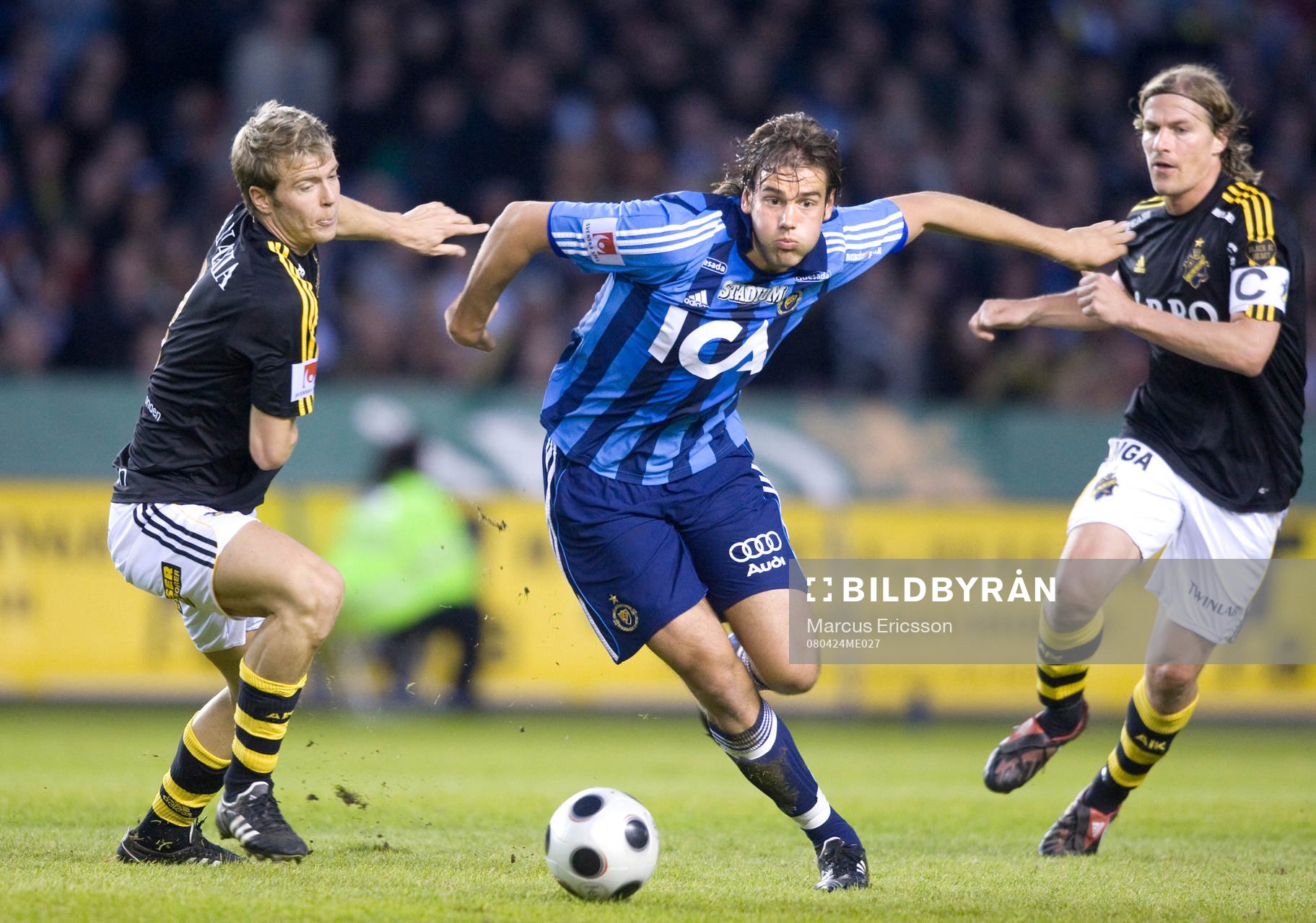 Mikael Dahlberg, Djurgården, rycker från Per Karlsson,