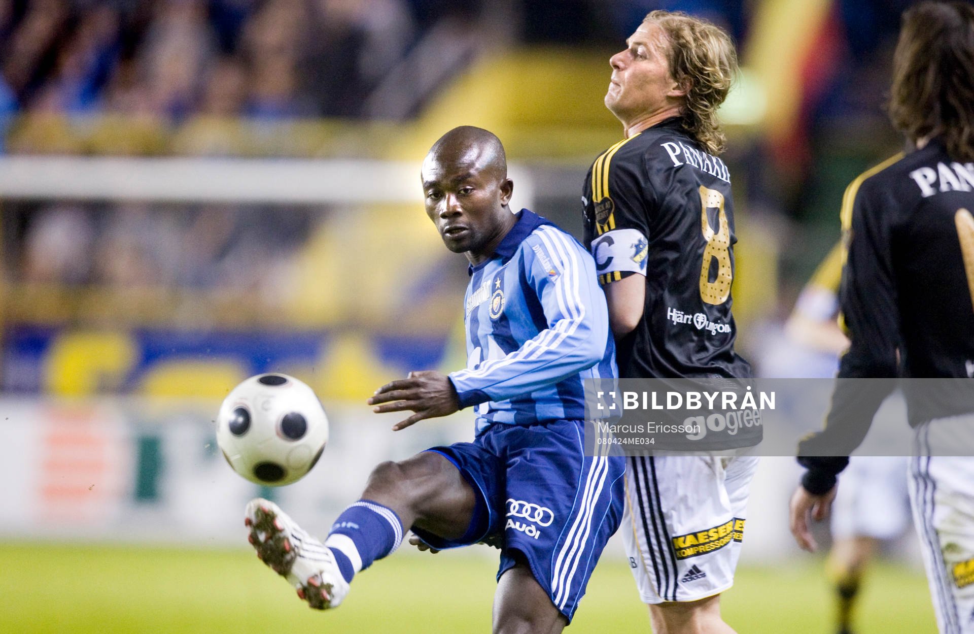 Jones Kusi Asare, Djurgården, med Daniel Tjernström, AIK,