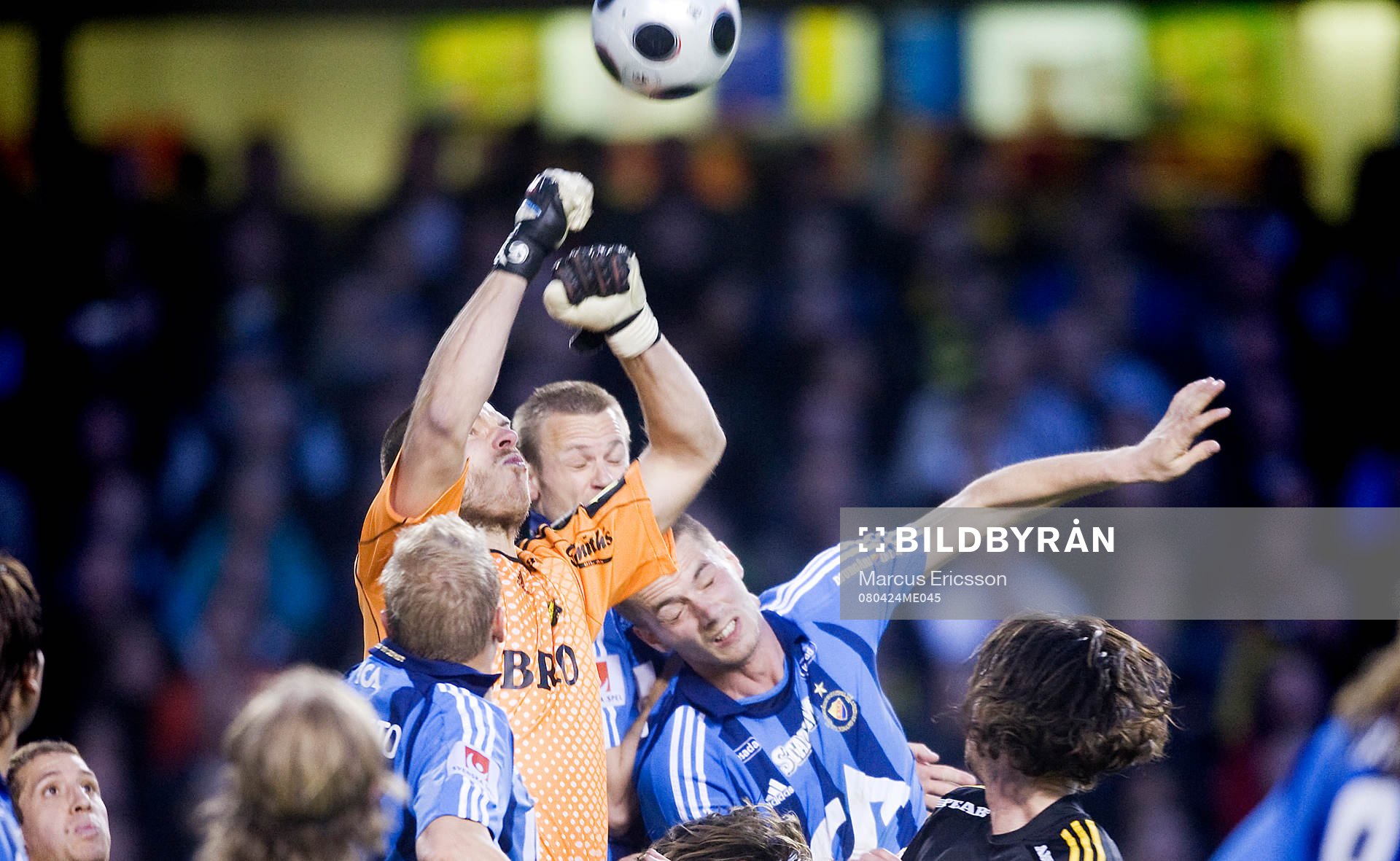 Daniel Örlund, målvakt, AIK, är först på boll
