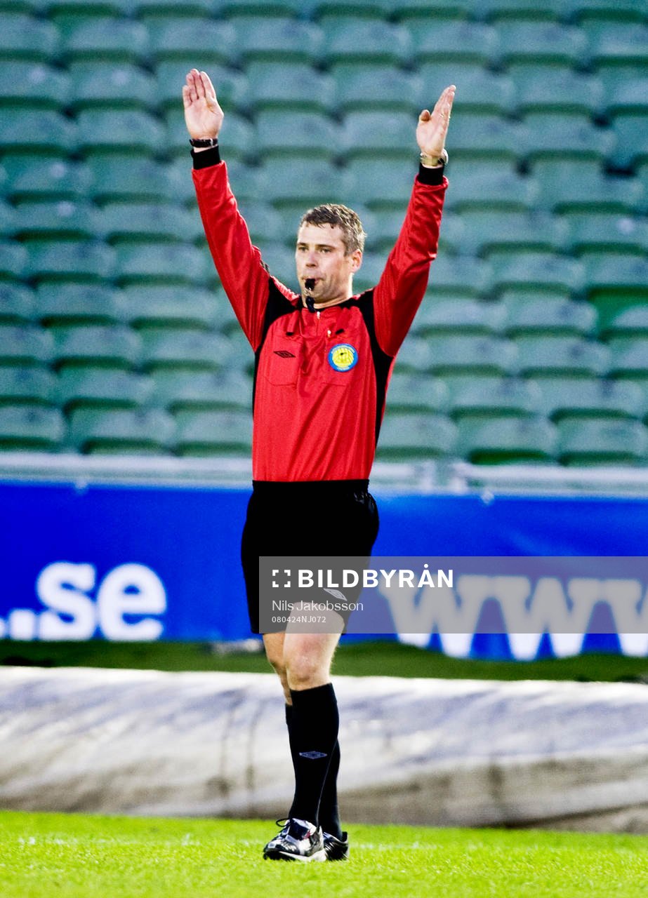 Tobias Mattson, domare, blåser av matchen