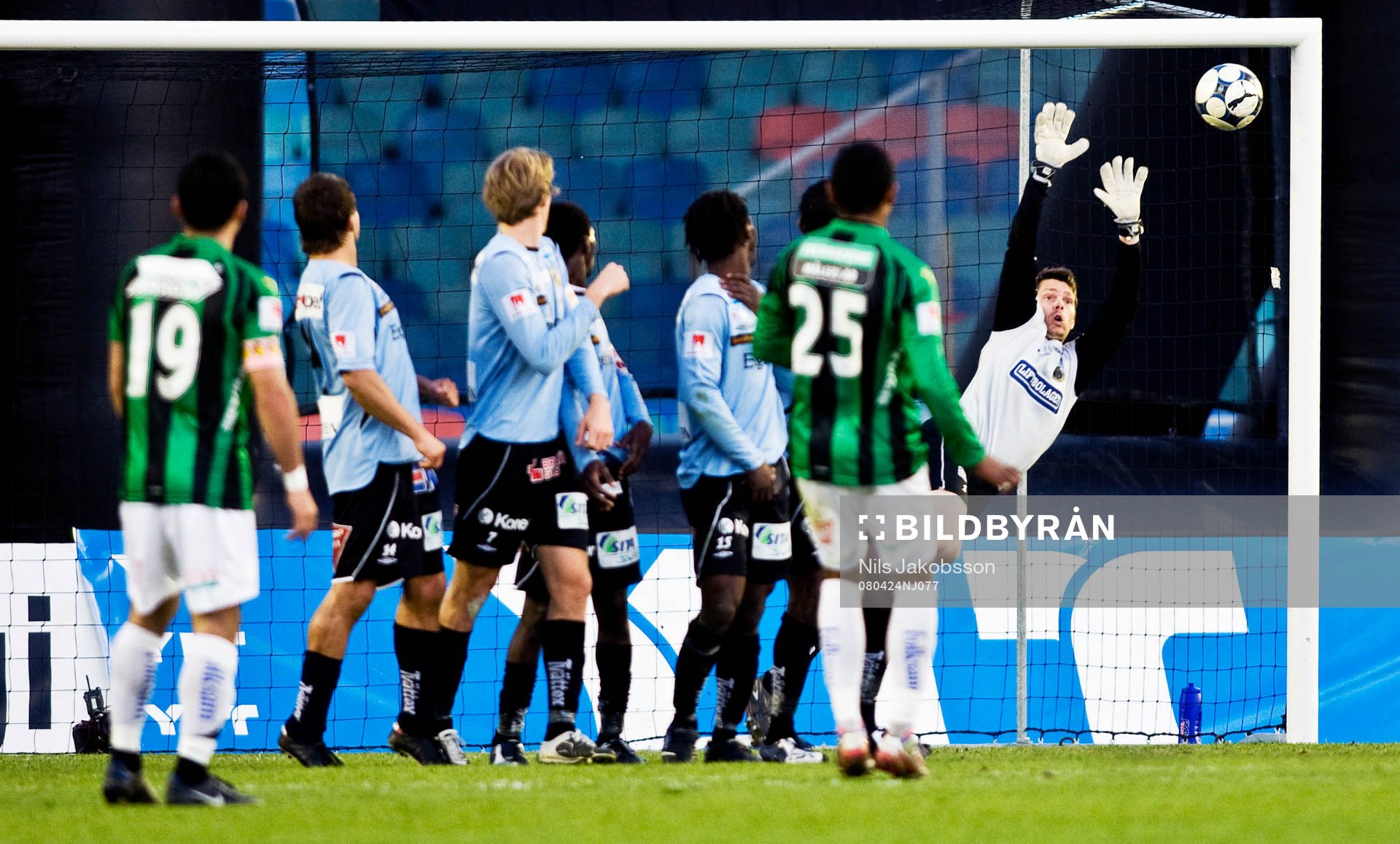 Mattias Hugosson, målvakt, räddar Wanderson do Carmo,