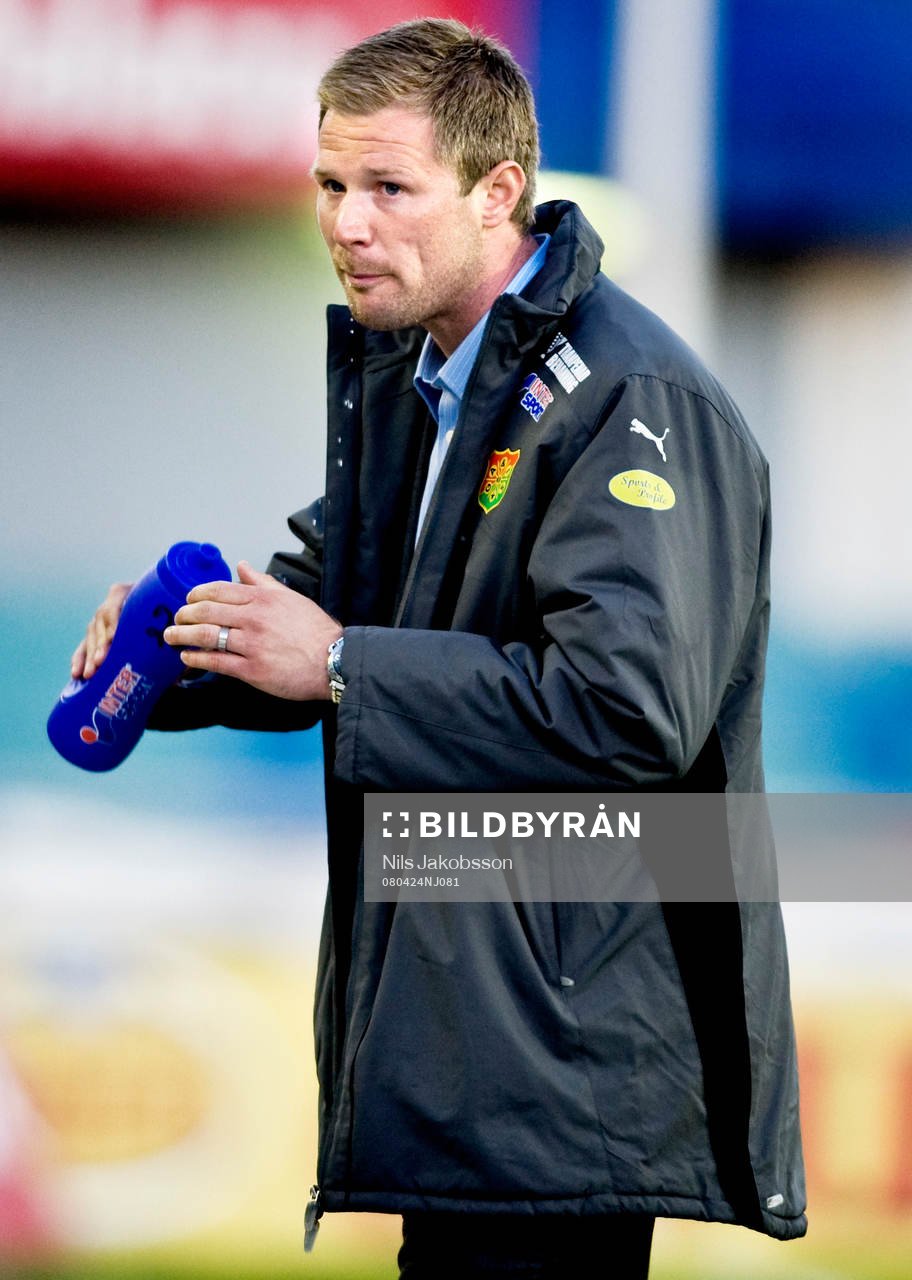 Magnus Pehrsson dricker vatten