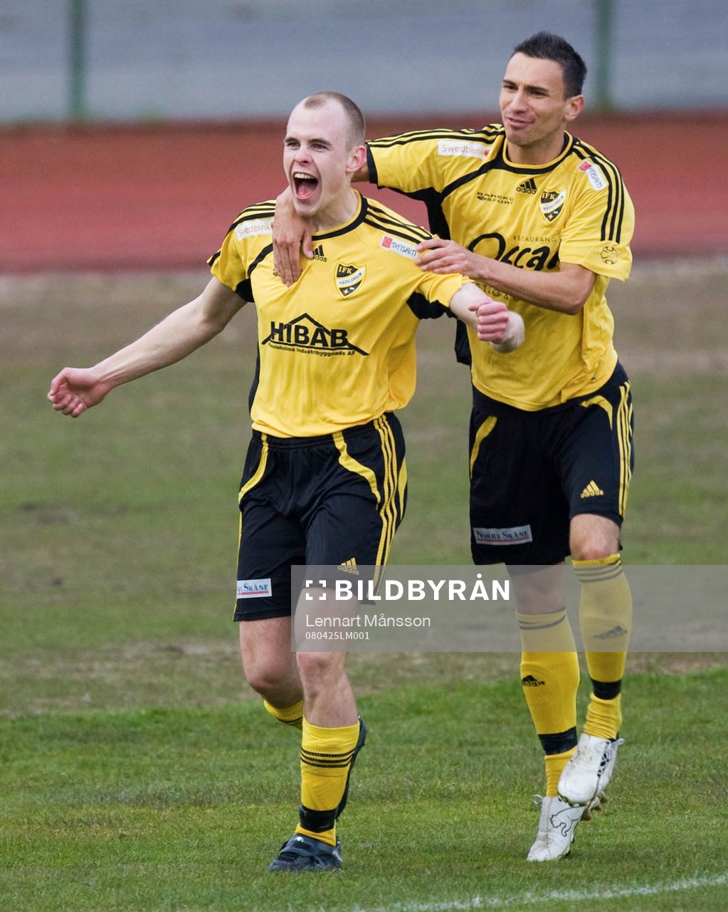 Fotboll, div. 11, IFK Hässleholm - Markaryd: Fredrik Hägglund har gjort ett av sina två mål och grattas av Burim Rexhepi.