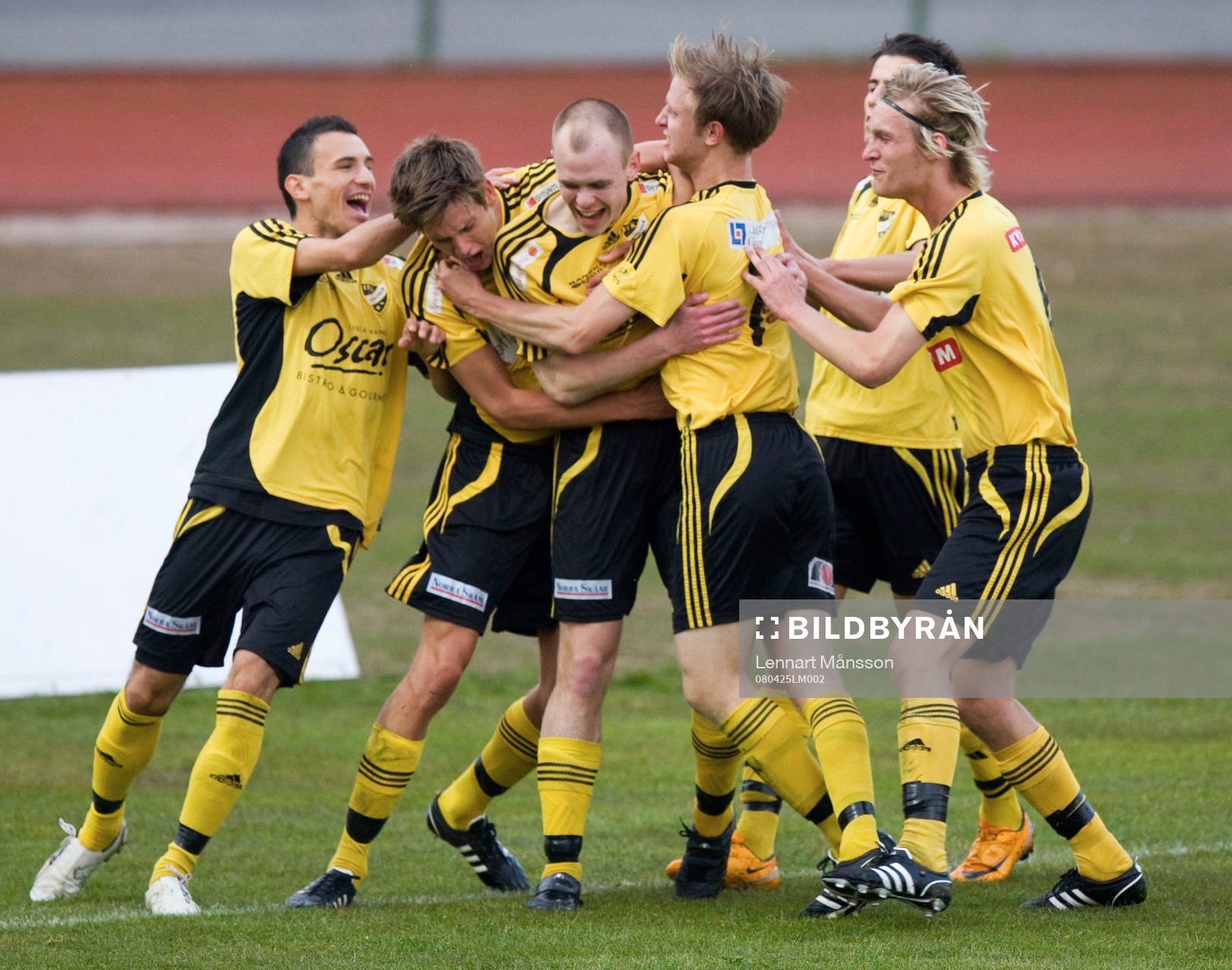 Fotboll, div. 11, IFK Hässleholm - Markaryd: Fredrik Hägglund har gjort ett av sina två mål och grattas.