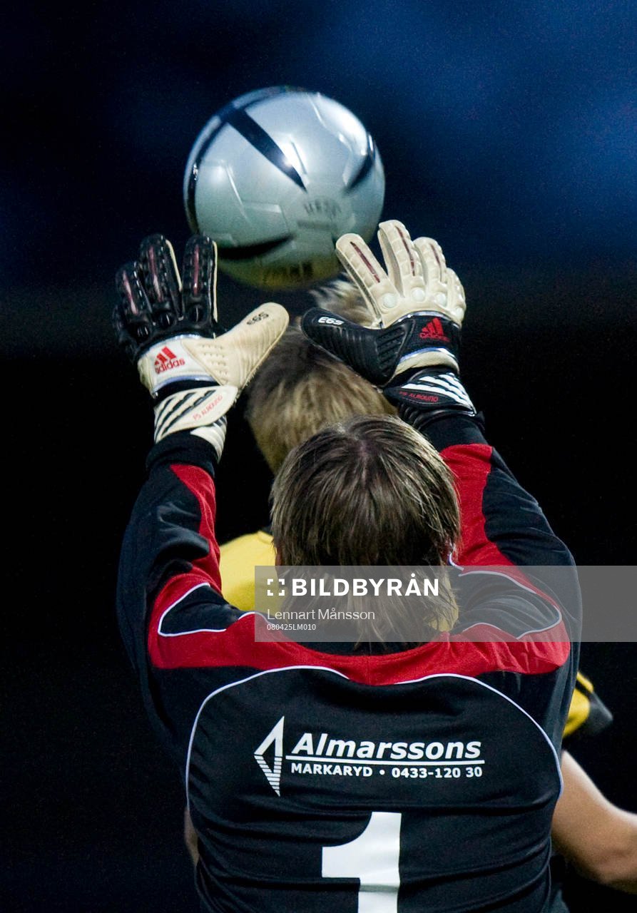 Målvakt greppar bollen