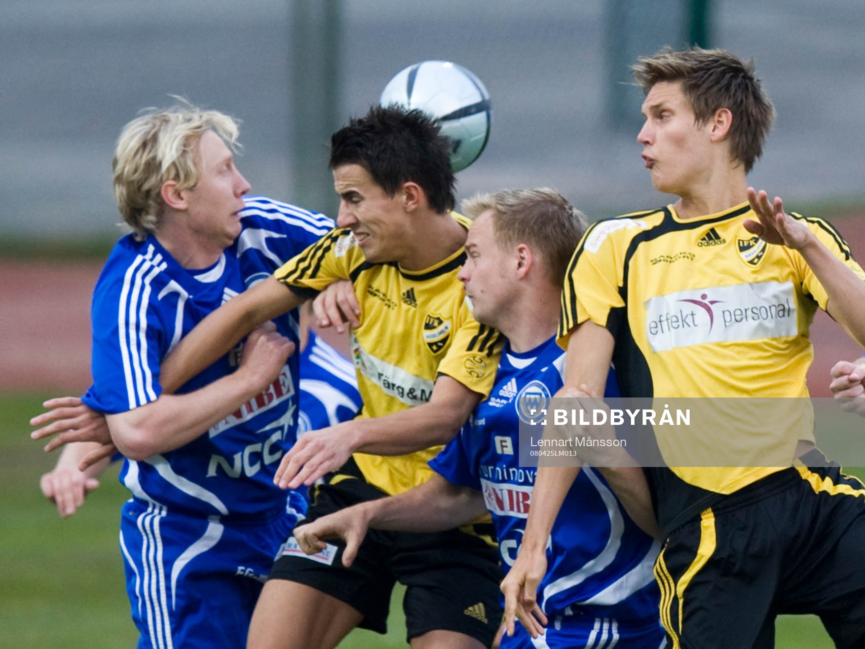 Fisnik Alaj och Simon Larsson kämpar mot Markaryds-spelare