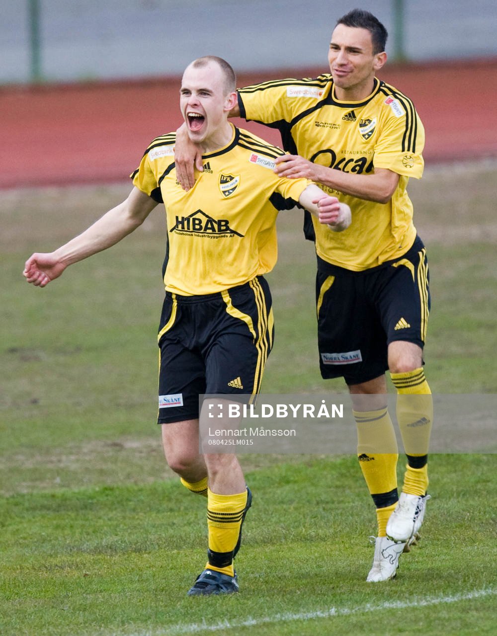  Fredrik Hägglund grattas av Burim Rexhepi.