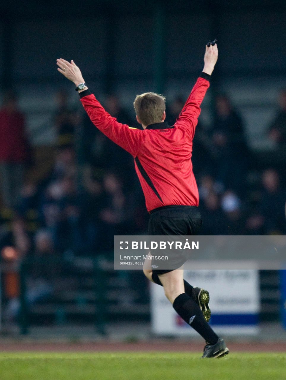 Domaren gör tecken för fortsätt spela