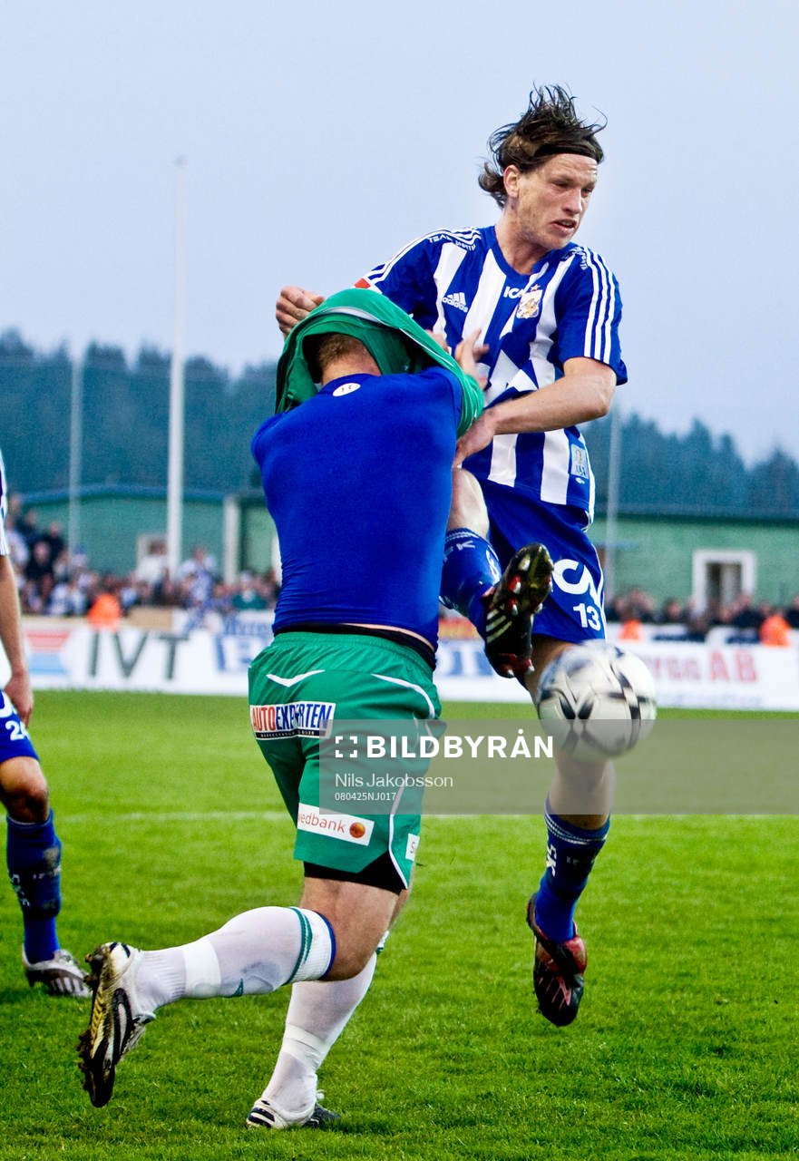 Fotboll, allsvenskan, Ljungskile - Göteborg: Gustav Svensson, Göteborg, försöker klä av Richard Jansson, Ljungskile, , tröjdragning,