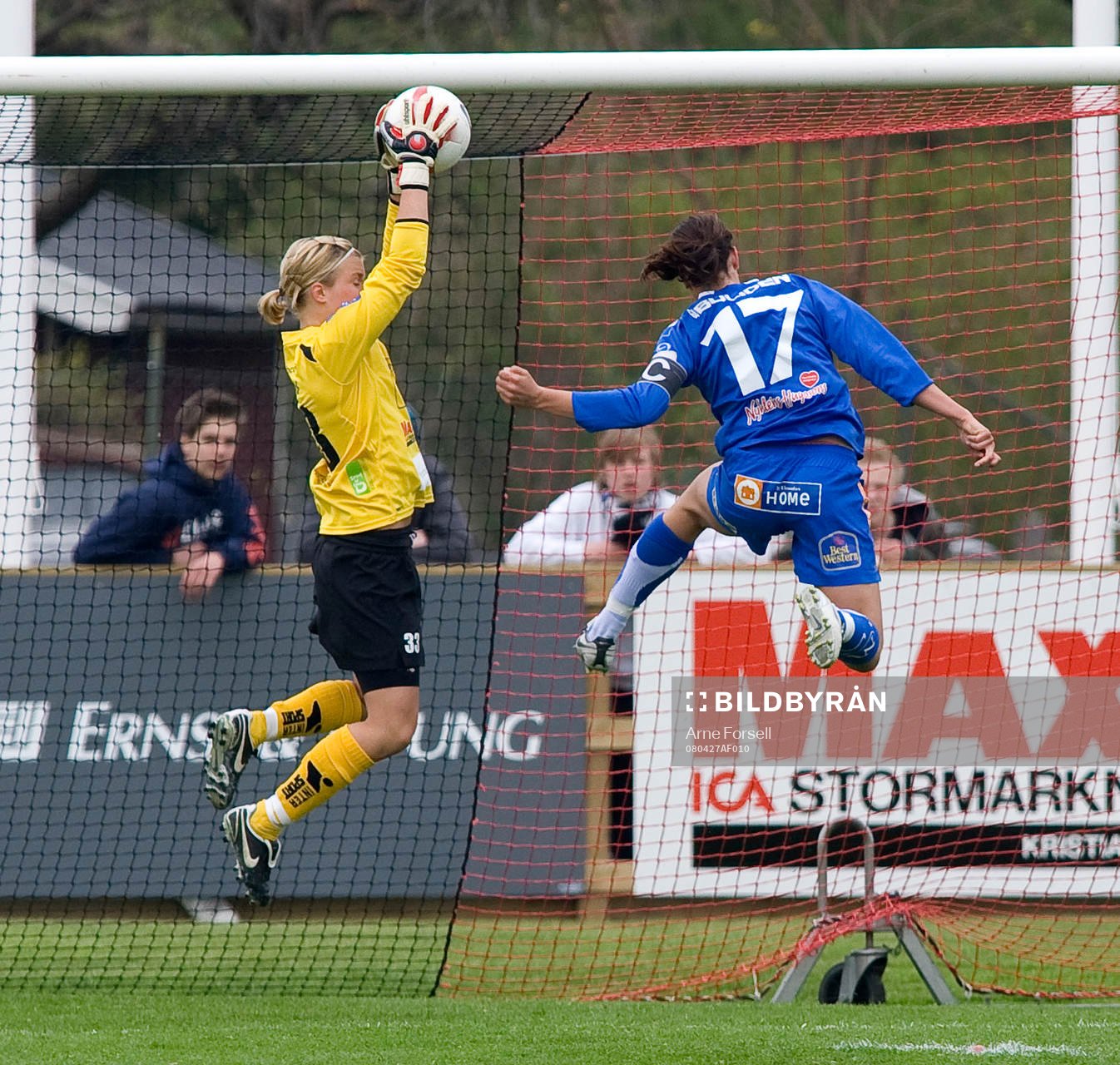 Målvakt Maria Edman och Lina Johansson