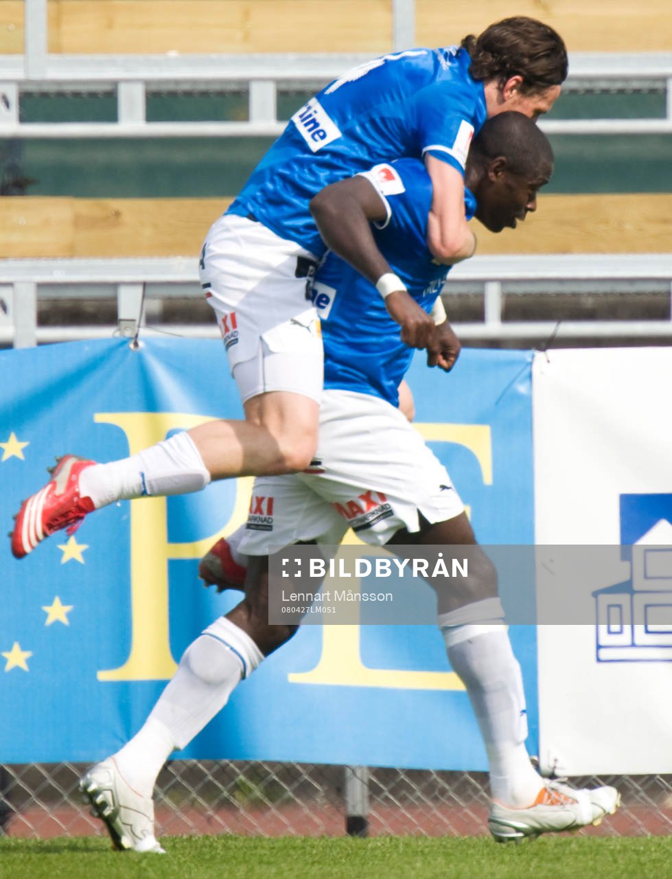 Straff,  Michael Mensah och Kristian Haynes, jubel