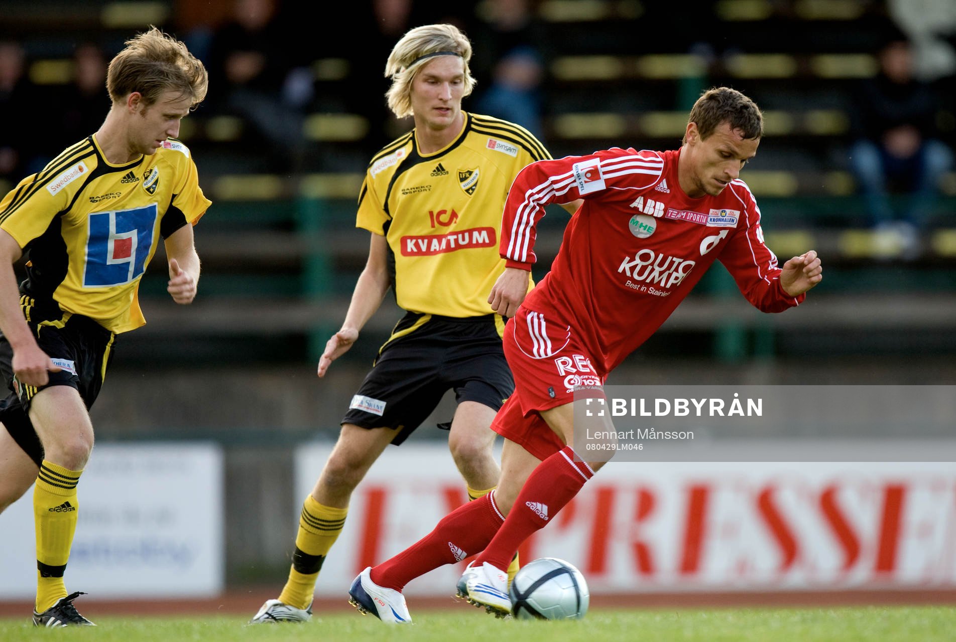  Mano Garcia, Degerfors, drar förbi Oskar Olsson och David Adolfsson.