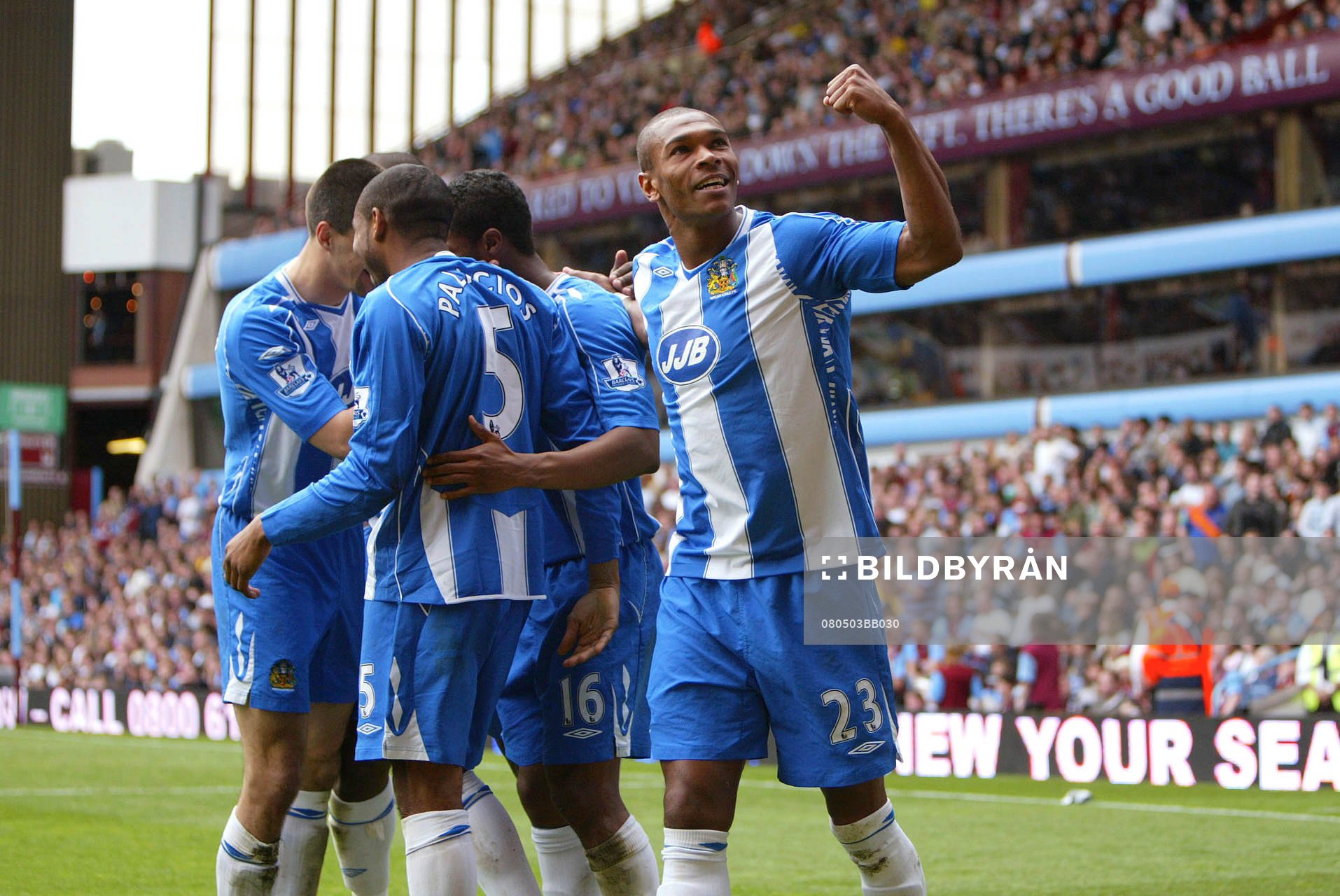 Marcus Bent och Luis Antonio Valencia, jubel