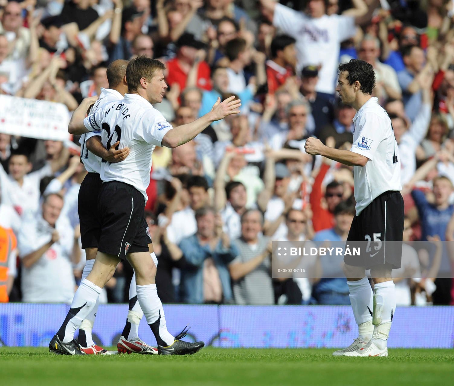 Brian McBride och Simon Davies, jubel