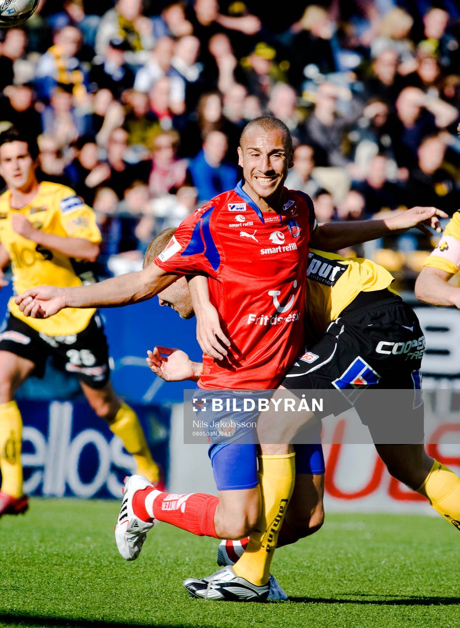 Henrik Larsson, Helsingborg, stoppas av Martin Andersson,