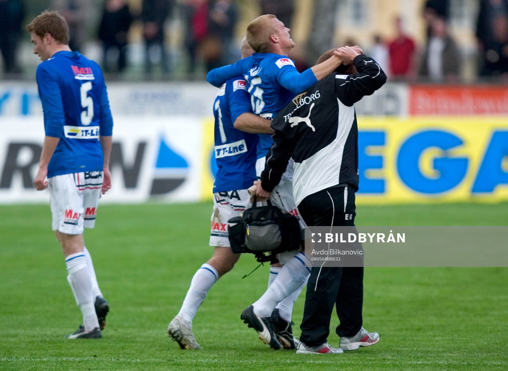 Mattias Tylander hjälper Emil Mårtensson att komma ut